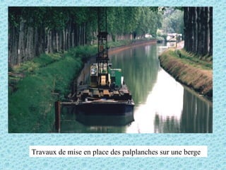 Travaux de mise en place des palplanches sur une berge
 