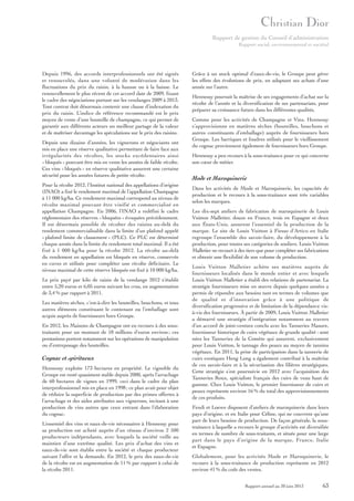 Rapport de gestion du Conseil d’administration
Rapport social, environnemental et sociétal

Depuis 1996, des accords interprofessionnels ont été signés
et renouvelés, dans une volonté de modération dans les
fluctuations du prix du raisin, à la hausse ou à la baisse. Le
renouvellement le plus récent de cet accord date de 2009, fixant
le cadre des négociations portant sur les vendanges 2009 à 2013.
Tout contrat doit désormais contenir une clause d’indexation du
prix du raisin. L’indice de référence recommandé est le prix
moyen de vente d’une bouteille de champagne, ce qui permet de
garantir aux différents acteurs un meilleur partage de la valeur
et de maîtriser davantage les spéculations sur le prix des raisins.
Depuis une dizaine d’années, les vignerons et négociants ont
mis en place une réserve qualitative permettant de faire face aux
irrégularités des récoltes, les stocks excédentaires ainsi
« bloqués » pouvant être mis en vente les années de faible récolte.
Ces vins « bloqués » en réserve qualitative assurent une certaine
sécurité pour les années futures de petite récolte.
Pour la récolte 2012, l’Institut national des appellations d’origine
(INAO) a fixé le rendement maximal de l’appellation Champagne
à 11 000 kg/ha. Ce rendement maximal correspond au niveau de
récolte maximal pouvant être vinifié et commercialisé en
appellation Champagne. En 2006, l’INAO a redéfini le cadre
réglementaire des réserves « bloquées » évoquées précédemment.
Il est désormais possible de récolter des raisins au-delà du
rendement commercialisable dans la limite d’un plafond appelé
« plafond limite de classement » (PLC). Ce PLC est déterminé
chaque année dans la limite du rendement total maximal. Il a été
fixé à 1 000 kg/ha pour la récolte 2012. La récolte au-delà
du rendement en appellation est bloquée en réserve, conservée
en cuves et utilisée pour compléter une récolte déficitaire. Le
niveau maximal de cette réserve bloquée est fixé à 10 000 kg/ha.
Le prix payé par kilo de raisin de la vendange 2012 s’établit
entre 5,20 euros et 6,05 euros suivant les crus, en augmentation
de 3,4 % par rapport à 2011.
Les matières sèches, c’est-à-dire les bouteilles, bouchons, et tous
autres éléments constituant le contenant ou l’emballage sont
acquis auprès de fournisseurs hors Groupe.
En 2012, les Maisons de Champagne ont eu recours à des soustraitants pour un montant de 18 millions d’euros environ ; ces
prestations portent notamment sur les opérations de manipulation
ou d’entreposage des bouteilles.

Cognac et spiritueux
Hennessy exploite 173 hectares en propriété. Le vignoble du
Groupe est resté quasiment stable depuis 2000, après l’arrachage
de 60 hectares de vignes en 1999, ceci dans le cadre du plan
interprofessionnel mis en place en 1998 ; ce plan avait pour objet
de réduire la superficie de production par des primes offertes à
l’arrachage et des aides attribuées aux vignerons, incitant à une
production de vins autres que ceux entrant dans l’élaboration
du cognac.
L’essentiel des vins et eaux-de-vie nécessaires à Hennessy pour
sa production est acheté auprès d’un réseau d’environ 2 500
producteurs indépendants, avec lesquels la société veille au
maintien d’une extrême qualité. Les prix d’achat des vins et
eaux-de-vie sont établis entre la société et chaque producteur
suivant l’offre et la demande. En 2012, le prix des eaux-de-vie
de la récolte est en augmentation de 11 % par rapport à celui de
la récolte 2011.

Grâce à un stock optimal d’eaux-de-vie, le Groupe peut gérer
les effets des évolutions de prix, en adaptant ses achats d’une
année sur l’autre.
Hennessy poursuit la maîtrise de ses engagements d’achat sur la
récolte de l’année et la diversification de ses partenariats, pour
préparer sa croissance future dans les différentes qualités.
Comme pour les activités de Champagne et Vins, Hennessy
s’approvisionne en matières sèches (bouteilles, bouchons et
autres constituants d’emballage) auprès de fournisseurs hors
Groupe. Les barriques et foudres utilisés pour le vieillissement
du cognac proviennent également de fournisseurs hors Groupe.
Hennessy a peu recours à la sous-traitance pour ce qui concerne
son cœur de métier.

Mode et Maroquinerie
Dans les activités de Mode et Maroquinerie, les capacités de
production et le recours à la sous-traitance sont très variables
selon les marques.
Les dix-sept ateliers de fabrication de maroquinerie de Louis
Vuitton Malletier, douze en France, trois en Espagne et deux
aux États-Unis, assurent l’essentiel de la production de la
marque. Le site de Louis Vuitton à Fiesso d’Artico en Italie
regroupe l’ensemble des savoir-faire, du développement à la
production, pour toutes ses catégories de souliers. Louis Vuitton
Malletier ne recourt à des tiers que pour compléter ses fabrications
et obtenir une flexibilité de son volume de production.
Louis Vuitton Malletier achète ses matières auprès de
fournisseurs localisés dans le monde entier et avec lesquels
Louis Vuitton Malletier a établi des relations de partenariat. La
stratégie fournisseurs mise en œuvre depuis quelques années a
permis de répondre aux besoins tant en termes de volumes que
de qualité et d’innovation grâce à une politique de
diversification progressive et de limitation de la dépendance visà-vis des fournisseurs. À partir de 2009, Louis Vuitton Malletier
a démarré une stratégie d’intégration notamment au travers
d’un accord de joint-venture conclu avec les Tanneries Masure,
fournisseur historique de cuirs végétaux de grande qualité : sont
nées les Tanneries de la Comète qui assurent, exclusivement
pour Louis Vuitton, le tannage des peaux au moyen de tannins
végétaux. En 2011, la prise de participation dans la tannerie de
cuirs exotiques Heng Long a également contribué à la maîtrise
de ces savoir-faire et à la sécurisation des filières stratégiques.
Cette stratégie s’est poursuivie en 2012 avec l’acquisition des
Tanneries Roux, spécialiste français des cuirs de veau haut de
gamme. Chez Louis Vuitton, le premier fournisseur de cuirs et
peaux représente environ 16 % du total des approvisionnements
de ces produits.
Fendi et Loewe disposent d’ateliers de maroquinerie dans leurs
pays d’origine, et en Italie pour Céline, qui ne couvrent qu’une
part de leurs besoins de production. De façon générale, la soustraitance à laquelle a recours le groupe d’activités est diversifiée
en termes de nombre de sous-traitants, et située pour une large
part dans le pays d’origine de la marque, France, Italie
et Espagne.
Globalement, pour les activités Mode et Maroquinerie, le
recours à la sous-traitance de production représente en 2012
environ 41 % du coût des ventes.
Rapport annuel au 30 juin 2013

63

 