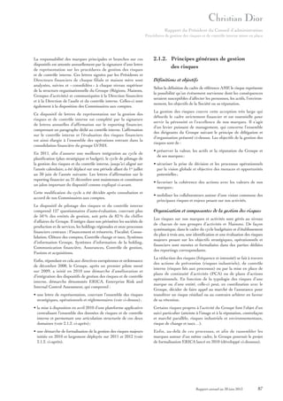 Rapport du Président du Conseil d’administration
Procédures de gestion des risques et de contrôle interne mises en place

La responsabilité des marques principales et branches sur ces
dispositifs est attestée annuellement par la signature d’une lettre
de représentation sur les procédures de gestion des risques
et de contrôle interne. Ces lettres signées par les Présidents et
Directeurs financiers de chaque filiale et maison mère sont
analysées, suivies et « consolidées » à chaque niveau supérieur
de la structure organisationnelle du Groupe (Régions, Maisons,
Groupes d’activités) et communiquées à la Direction financière
et à la Direction de l’audit et du contrôle interne. Celles-ci sont
également à la disposition des Commissaires aux comptes.
Ce dispositif de lettres de représentation sur la gestion des
risques et de contrôle interne est complété par la signature
de lettres annuelles d’affirmation sur le reporting financier,
comprenant un paragraphe dédié au contrôle interne. L’affirmation
sur le contrôle interne et l’évaluation des risques financiers
est ainsi élargie à l’ensemble des opérations entrant dans la
consolidation financière du groupe LVMH.
En 2011, afin d’assurer une meilleure intégration au cycle de
planification (plan stratégique et budget), le cycle de pilotage de
la gestion des risques et du contrôle interne, jusqu’ici aligné sur
l’année calendaire, a été déplacé sur une période allant du 1er juillet
au 30 juin de l’année suivante. Les lettres d’affirmation sur le
reporting financier au 31 décembre sont maintenues et constituent
un jalon important du dispositif comme expliqué ci-avant.
Cette modification du cycle a été décidée après consultation et
accord de nos Commissaires aux comptes.
Le dispositif de pilotage des risques et du contrôle interne
comprend 127 questionnaires d’auto-évaluation, couvrant plus
de 50 % des entités de gestion, soit près de 83 % du chiffre
d’affaires du Groupe. Il intègre dans son périmètre les sociétés de
production et de services, les holdings régionales et onze processus
financiers centraux : Financement et trésorerie, Fiscalité, Consolidation, Clôture des comptes, Contrôle change et taux, Systèmes
d’information Groupe, Systèmes d’information de la holding,
Communication financière, Assurances, Contrôle de gestion,
Fusions et acquisitions.

2.1.2. Principes généraux de gestion
des risques
Définitions et objectifs
Selon la définition du cadre de référence AMF, le risque représente
la possibilité qu’un événement survienne dont les conséquences
seraient susceptibles d’affecter les personnes, les actifs, l’environnement, les objectifs de la Société ou sa réputation.
La gestion des risques couvre cette acception très large qui
déborde le cadre strictement financier et est essentielle pour
servir la pérennité et l’excellence de nos marques. Il s’agit
d’un levier puissant de management, qui concerne l’ensemble
des dirigeants du Groupe suivant le principe de délégation et
d’organisation présenté ci-dessus. Les objectifs de la gestion des
risques sont de :
• préserver la valeur, les actifs et la réputation du Groupe et
de ses marques ;
• sécuriser la prise de décision et les processus opérationnels
par la vision globale et objective des menaces et opportunités
potentielles ;
• favoriser la cohérence des actions avec les valeurs de nos
marques ;
• mobiliser les collaborateurs autour d’une vision commune des
principaux risques et enjeux pesant sur nos activités.

Organisation et composantes de la gestion des risques
Les risques sur nos marques et activités sont gérés au niveau
de chacun de nos groupes d’activités et Maisons. De façon
systématique, dans le cadre du cycle budgétaire et d’établissement
du plan à trois ans, une identification et une évaluation des risques
majeurs pesant sur les objectifs stratégiques, opérationnels et
financiers sont menées et formalisées dans des parties dédiées
des reportings correspondants.

• une lettre de représentation, couvrant l’ensemble des risques
stratégiques, opérationnels et réglementaires (voir ci-dessus) ;

La réduction des risques (fréquence et intensité) se fait à travers
des actions de prévention (risques industriels), de contrôle
interne (risques liés aux processus) ou par la mise en place de
plans de continuité d’activités (PCA) ou de plans d’actions
opérationnels. En fonction de la typologie des risques d’une
marque ou d’une entité, celle-ci peut, en coordination avec le
Groupe, décider de faire appel au marché de l’assurance pour
transférer un risque résiduel ou au contraire arbitrer en faveur
de sa rétention.

• la mise à disposition en avril 2010 d’une plateforme applicative
centralisant l’ensemble des données de risques et de contrôle
interne et permettant une articulation structurée de ces deux
domaines (voir 2.1.2. ci-après) ;

Certains risques propres à l’activité du Groupe font l’objet d’un
suivi particulier (atteinte à l’image et à la réputation, contrefaçon
et marché parallèle, risques industriels et environnementaux,
risque de change et taux…).

• une démarche de formalisation de la gestion des risques majeurs
initiée en 2010 et largement déployée sur 2011 et 2012 (voir
2.1.2. ci-après).

Enfin, au-delà de ces processus, et afin de rassembler les
marques autour d’un même cadre, le Groupe poursuit le projet
de formalisation ERICA lancé en 2010 (développé ci-dessous).

Enfin, répondant en cela aux directives européennes et ordonnance
de décembre 2008, le Groupe, après un premier pilote mené
sur 2009, a initié en 2010 une démarche d’amélioration et
d’intégration des dispositifs de gestion des risques et de contrôle
interne, démarche dénommée ERICA, Enterprise Risk and
Internal Control Assessment, qui comprend :

Rapport annuel au 30 juin 2013

87

 