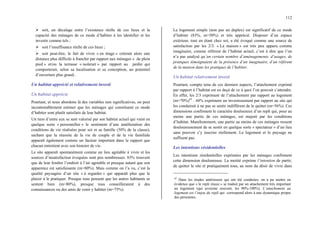 112
¾ soit, un décalage entre l’existence réelle de ces lieux et la
capacité des ménages de ce mode d’habiter à les identifier et les
investir comme tels ;
¾ soit l’insuffisance réelle de ces lieux ;
¾ soit peut-être, le fait de vivre « en étage » créerait alors une
distance plus difficile à franchir par rapport aux ménages « de plein
pied » et/ou la terrasse « isolerait » par rapport au jardin qui
comporterait, selon sa localisation et sa conception, un potentiel
d’ouverture plus grand..
Un habitat apprécié et relativement investi
Un habitat apprécie
Pourtant, et nous abordons là des variables non significatives, on peut
incontestablement estimer que les ménages qui constituent ce mode
d’habiter sont plutôt satisfaits de leur habitat.
Un tiers d’entre eux se sent valorisé par son habitat actuel qui vient en
quelque sorte « personnifier » le sentiment d’une amélioration des
conditions de vie réalisées pour soi et sa famille (50% de la classe),
sachant que la réussite de la vie de couple et de la vie familiale
apparaît également comme un facteur important dans le rapport que
chacun entretient avec son histoire de vie.
Le site apparaît spontanément comme un lieu agréable à vivre et les
sources d’insatisfaction évoquées sont peu nombreuses. 83% trouvent
que de leur fenêtre l’endroit à l’air agréable et presque autant que son
apparence est satisfaisante (m=80%). Mais comme on l’a vu, c’est la
qualité paysagère d’un site « à regarder » qui apparaît plus que le
plaisir à le pratiquer. Presque tous pensent que les autres habitants se
sentent bien (m=80%), presque tous conseilleraient à des
connaissances ou des amis de venir y habiter (m=75%).
Le logement simple (non pas un duplex) est significatif de ce mode
d’habiter (83%, m=50%) et très apprécié. Disposer d’un espace
extérieur, tout en étant chez soi, a été évoqué comme une source de
satisfaction par les 2/3. « La maison » est très peu apparu comme
imaginaire, comme référent de l’habitat actuel, c’est à dire que l’on
n’a pas analysé qu’un certain nombre d’aménagements, d’usages, de
pratiques témoignaient de la présence d’un imaginaire, d’un référent
de la maison dans les pratiques de l’habiter.
Un habitat relativement investi
Pourtant, compte tenu de ces derniers aspects, l’attachement exprimé
par rapport à l’habitat est en deçà de ce à quoi l’on pouvait s’attendre.
En effet, les 2/3 expriment de l’attachement par rapport au logement
(m=70%)62
. 44% expriment un investissement par rapport au site qui
les conduirait à ne pas se sentir indifférent de le quitter (m=56%). Ces
dimensions confirment le caractère douloureux d’un repli qui, pour au
moins une partie de ces ménages, est majoré par les conditions
d’habitat. Manifestement, une partie au moins de ces ménages ressent
douloureusement de se sentir en quelque sorte « spectateur » d’un lieu
sans pouvoir s’y inscrire réellement. Le logement et le paysage ne
suffisent pas.
Les intentions résidentielles
Les intentions résidentielles exprimées par les ménages confirment
cette dimension douloureuse. La moitié exprime l’intention de partir,
de quitter le site et pratiquement tous, au nom du désir de vivre dans
62
Dans les études antérieures qui ont été conduites, on a pu mettre en
évidence que « le repli réussi » se traduit par un attachement très important
au logement (qui avoisine souvent, les 90%-100%). L’attachement au
logement est l’enjeu du repli qui correspond alors à une dynamique propre
des personnes.
 