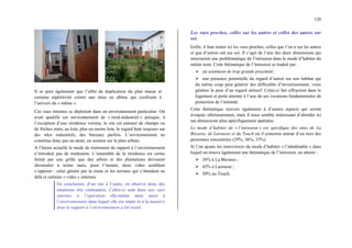 128
Il se peut également que l’effet de duplication du plan masse et
certaine répétitivité créent une mise en abîme qui confronte à
l’univers du « même ».
Ces vues internes se déploient dans un environnement particulier. On
avait qualifié cet environnement de « rural-industriel » puisque, à
l’exception d’une résidence voisine, le site est entouré de champs ou
de friches mais, au loin, plus ou moins loin, le regard bute toujours sur
des sites industriels, des bureaux parfois. L’environnement ne
constitue donc pas un atout, un soutien sur le plan urbain.
A l’heure actuelle le mode de traitement du rapport à l’environnement
n’introduit pas de médiation. L’ensemble de la résidence est certes
fermé par une grille que des arbres et des plantations devraient
dissimuler à terme mais, pour l’instant, deux vides semblent
s’opposer : celui généré par la route et les terrains qui s’étendent au
delà et certains « vides » internes.
En conclusion, d’un site à l’autre, on observe donc des
situations très contrastées. Celles-ci sont dues aux vues
internes à l’opération elle-même mais aussi à
l’environnement dans lequel elle est située et à la manière
dont le rapport à l’environnement a été traité.
Les vues proches, celles sur les autres et celles des autres sur
soi.
Enfin, il faut traiter ici les vues proches, celles que l’on a sur les autres
et que d’autres ont sur soi. Il s’agit de l’une des deux dimensions qui
structurent une problématique de l’intrusion dans le mode d’habiter du
même nom. Cette thématique de l’intrusion se traduit par :
¾ un sentiment de trop grande proximité ;
¾ une présence potentielle du regard d’autrui sur son habitat qui
du même coup peut générer des difficultés d’investissement, voire
générer la peur d’un regard intrusif. Celui-ci fait effraction dans le
logement et porte atteinte à l’une de ses vocations fondamentales de
protection de l’intimité.
Cette thématique renvoie également à d’autres aspects qui seront
évoqués ultérieurement, mais il nous semble intéressant d’aborder ici
ses dimensions plus spécifiquement spatiales.
Le mode d’habiter de « l’intrusion » est spécifique des sites de La
Bécasse, de Larousse et du Touch où il concerne autour d’un tiers des
personnes rencontrées (29%, 36%, 33%).
Si l’on ajoute les interviewés du mode d’habiter « l’inhabitable » dans
lequel on trouve également une thématique de l’intrusion, on atteint :
¾ 36% à La Bécasse ;
¾ 43% à Larousse ;
¾ 50% au Touch.
 