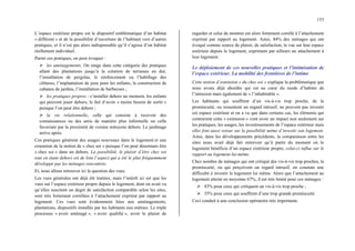 153
L’espace extérieur propre est le dispositif emblématique d’un habitat
« différent » et de la possibilité d’ouverture de l’habitant vers d’autres
pratiques, et il n’est pas alors indispensable qu’il s’agisse d’un habitat
réellement individuel.
Parmi ces pratiques, on peut évoquer :
¾ les aménagements. On range dans cette catégorie des pratiques
allant des plantations jusqu’à la création de terrasses en dur,
l’installation de pergolas, le renforcement ou l’habillage des
clôtures, l’implantation de jeux pour les enfants, la construction de
cabanes de jardins, l’installation de barbecues ;
¾ les pratiques propres : s’installer dehors un moment, les enfants
qui peuvent jouer dehors, le fait d’avoir « moins besoin de sortir »
puisque l’on peut être dehors ;
¾ la vie relationnelle, celle qui consiste à recevoir des
connaissances ou des amis de manière plus informelle ou celle
favorisée par la proximité de voisins mitoyens dehors. Le jardinage
arrive après.
Ces pratiques génèrent des usages nouveaux dans le logement et une
extension de la notion de « chez soi » puisque l’on peut désormais être
« chez soi » dans un dehors. La possibilité, le plaisir d’être chez soi
tout en étant dehors est de loin l’aspect qui a été le plus fréquemment
développé par les ménages rencontrés.
Et, nous allons retrouver ici la question des vues.
Les vues générales ont déjà été traitées, mais l’intérêt ici est que les
vues sur l’espace extérieur propre depuis le logement, dont on avait vu
qu’elles suscitent un degré de satisfaction comparable selon les sites,
sont très fortement corrélées à l’attachement exprimé par rapport au
logement. Ces vues sont évidemment liées aux aménagements,
plantations, dispositifs installés par les habitants eux-mêmes. Le triple
processus « avoir aménagé », « avoir qualifié », avoir le plaisir de
regarder et celui de montrer est alors fortement corrélé à l’attachement
exprimé par rapport au logement. Ainsi, 84% des ménages qui ont
évoqué comme source de plaisir, de satisfaction, la vue sur leur espace
extérieur depuis le logement, expriment par ailleurs un attachement à
leur logement.
Le déploiement de ces nouvelles pratiques et l’intimisation de
l’espace extérieur. La mobilité des frontières de l’intime
Cette notion d’extension « du chez soi » explique la problématique que
nous avons déjà abordée qui est au cœur du mode d’habiter de
l’intrusion mais également de « l’inhabitable ».
Les habitants qui souffrent d’un vis-à-vis trop proche, de la
promiscuité, ou ressentent un regard intrusif, ne peuvent pas investir
cet espace extérieur et on a vu que dans certains cas, les éléments qui
contrarient cette « extension » vont avoir un impact non seulement sur
les pratiques, les usages, les investissements de l’espace extérieur mais
elles font aussi retour sur la possibilité même d’investir son logement.
Ainsi, dans les développements précédents, la comparaison entre les
sites nous avait déjà fait entrevoir qu’à partir du moment où le
logement bénéficie d’un espace extérieur propre, celui-ci influe sur le
rapport au logement lui-même.
Chez nombre de ménages qui ont critiqué des vis-à-vis trop proches, la
promiscuité, ou qui perçoivent un regard intrusif, on constate une
difficulté à investir le logement lui même. Alors que l’attachement au
logement atteint en moyenne 67%, il est très limité pour ces ménages :
¾ 43% pour ceux qui critiquent un vis-à-vis trop proche ;
¾ 35% pour ceux qui souffrent d’une trop grande promiscuité.
Ceci conduit à une conclusion opératoire très importante.
 
