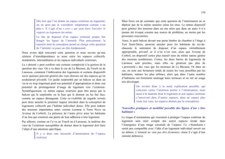 154
Dès lors que l’on donne un espace extérieur au logement,
on ne peut pas le considérer simplement comme « un
plus ». Il s’agit d’un « avec » qui peut faire basculer le
rapport au logement lui-même.
Le fait de disposer d’un espace extérieur propre fait
bouger les lignes de l’intimité. Plus précisément, la
manière dont la conception prend en charge cette question
de l’intimité va jouer un rôle fondamental.
Nous avons déjà rencontré cette question et nous savons qu’une
relation d’interdépendance se noue entre les espaces collectifs,
résidentiels, intermédiaires et les espaces individuels extérieurs.
La « densité » peut conférer une certaine complexité à la gestion de la
question des vues. On a vu dans le cas de La Bécasse, du Touch ou de
Larousse, comment l’imbrication des logements et certains dispositifs
socio spatiaux peuvent générer des vues directes sur des espaces qu’on
souhaiterait privatifs. Un jardin surplombé par un balcon ou dans un
vis-à-vis trop important perd son potentiel d’appropriation et donc son
potentiel de prolongement d’usage du logement vers l’extérieur.
Symétriquement, ce même espace extérieur peut être perçu par le
balcon qui le surplombe ou la baie qui le domine ou lui fait face,
comme un espace dérangeant. Cette co-visibilité de regards croisés
peut donc annuler le potentiel majeur introduit dans la conception de
logements collectifs par l’habitat individuel dense. Elle peut induire
des tensions importantes entre voisins (comme à Terra Nova ou
Avenue de Corbeil). La présence de l’autre prive ainsi les habitants
d’un lieu qui construit une partie de leur adhésion à leur logement.
Par ailleurs, comme on l’a vu au Touch ou à Larousse, la maîtrise des
vues de l’extérieur susceptibles de donner dans le logement doit faire
l’objet d’une attention spécifique.
Il y a donc une nécessité d’intimisation de l’espace
extérieur
Mais force est de constater que cette question de l’intimisation ne se
déploie pas de la même manière selon les sites. Le même dispositif
peut génèrer des tensions dans un site alors que dans un autre il n’a
jamais été évoqué comme une source de problème, au moins par les
personnes rencontrées.
Ainsi, le petit balcon devant une porte fenêtre de chambre à l’étage à
Vert Saint-Denis, pourrait annuler pour les habitants du rez-de-
chaussée le sentiment de disposer d’un espace véritablement
appropriable, privatif, or il n’en n’est rien, alors que Avenue de
Corbeil, un dispositif certes plus massif mais de même nature génère
des tensions nombreuses. Certes, les deux barres de logements de
Larousse sont proches, mais elles ne génèrent pas plus de
« proximité » des vues que les terrasses de La Bécasse. Or dans un
cas, on note une fermeture totale de toutes les vues possibles par les
habitants, mêmes les plus infimes, alors que dans l’autre nombre
d’habitants ont fortement aménagé leurs terrasses et en ont un usage
très développé.
On revient donc à la seule explication possible, qui
concerne certes l’attention portée à l’intimisation, mais
aussi à la manière dont le logement et son espace extérieur
s’inscrivent dans d’autres espaces, dans un espace plus
vaste (les vues, les espaces donnés par la conception).
Nouvelles pratiques et mobilité possible des lignes d’un « être
habitant »
Le risque d’orientations qui viseraient à protéger l’espace extérieur du
logement sans tenir compte des autres espaces réside dans
l’émergence d’une image carcérale de l’espace. Ce « brutalisme »
serait peu compatible avec l’idée d’un logement individuel ouvert sur
un dehors. L’intimité ne veut pas dire fermeture, sinon il s’agit d’une
intimité défensive.
 