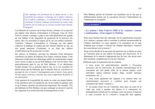 155
Elle implique une protection de la sphère privée et une
possibilité de confiance, d’étayage sur la sphère collective
sur la sphère « publique ». La production de l’intimité, du
sentiment d’intimité implique précisément de traiter cette
relation sur un mode qui ne soit pas exclusif mais articulé,
intégratif.
Les habitants de Larousse ont eu beau fermer, colmater, ils ne peuvent
pas réparer cette absence d’articulation et d’étayage. Ceux de Terra
Nova se sentent « protégés » grâce à une individualisation très grande
de leur habitat et des dispositifs de protection de la présence des
autres, liés à la conception d’origine qu’ils ont eux-mêmes renforcée.
Toutefois, l’absence d’articulation et d’étayage sur une sphère
collective et publique ne traduit pas une relation difficile au site, un
très grand sentiment d’isolement, et au final une relation
d’ambivalence qu’ils ne peuvent s’avouer.
Par ailleurs, la fermeture, priverait les habitants d’une dimension
constitutive du plaisir de disposer d’un espace extérieur propre. Cette
dimension réside dans une dialectique subtile du caché/montré comme
nous l’avons vu dans le cas du Petit Bétheny et de Vert St Denis. Plus
particulièrement dans le cas du Petit Bétheny, il est absolument
évident lorsque l’on se promène dans le site, ou si l’on considère les
photos prises par les habitants, que la manière dont ils contribuent au
paysage du site, à travers l’aménagement pour d’autres d’une partie
de leur espace extérieu,r constitue une source importante de plaisir et
de valorisation.
Cette question de la possibilité de mettre en scène son propre habitat,
et de contribuer ainsi à la qualité du site, de lui rendre en quelque sorte
ce qu’il donne, constitue une dimension importante. Par exemple, 75%
des habitants de Petit Bétheny ont ainsi aménagé ou décoré le seuil de
leur logement et la moitié font état d’aménagements à venir.
Petit Bétheny permet de formuler une hypothèse sur le fait que la
différenciation donnée par la conception favorise l’individuation de
l’habitat par ses occupants.
ET LA MAISON ?
« La maison » dans l’univers HID et la « maison » comme
« condensation » d’un rapport à l’habitat.
Nous nous sommes bien sûr, interrogés sur les significations associées
à la « maison » puisque celle-ci constitue le référent incontournable de
l’habitat individuel. Le souci apporté à la conception de ce type
d’habitat pour évoquer « l’univers de l’habitat individuel » nourrit-il
des associations avec la maison ?
Nous avions décidé de ne pas poser de questions sur ce thème au cours
de l’entretien pour ne pas induire les propos des interviewés. Si la
thématique de la maison n’apparaissait pas du tout, elle devait alors
être introduite complètement à la fin de l’entretien.
Différents types d’exploration ont été conduits :
¾ nous avons été particulièrement attentifs à l’évocation
spontanée, par les interviewés, de certaines caractéristiques de la
conception qui sont plutôt celles de la maison (aspect, accès
individuel, espace extérieur propre, étage, escalier intérieur,
orientations, etc...) ;
¾ nous avons également été vigilants à la manière donc ces
caractéristiques pouvaient se combiner pour évoquer une
conception qui faisait « maison » ;
¾ les propos tenus lors de l’entretien, mais aussi au cours de la
visite qui visait à prendre des photos et à commenter les
aménagements réalisés par les ménages, nous ont permis d’analyser
si cette évocation de la « maison », lorsqu’elle était apparue,
 
