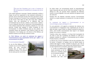 164
On peut faire l’hypothèse que le vide et l’isolement de
l’environnement est redoublé par la conception du site lui-
même.
Cela conduit également à interroger l’identité résidentielle conférée à
chaque site par leur organisation et leur traitement architectural, A
nouveau, cela est encore plus net pour Terra Nova que pour le Touch.
On peut s’interroger sur l’existence d’une contradiction originelle liée
au fait d’avoir voulu doter ces deux sites d’une forte « identité »
urbaine, alors que précisément ils se déploient dans des
environnements qui ne sont pas « urbains » ou pas encore « urbains »
et qui ne disposent donc pas de l’attractivité ou des potentialités des
zones urbaines proprement dites (animation, urbanité etc.). Ceci rend
peut-être d’autant plus prégnant le déficit d’urbanité de leur
environnement. Ce déficit d’urbanité aurait pu être atténué si la
conception interne des opérations s’était efforcée d’offrir des lieux
d’interaction. C’est l’optique qui a été choisie au Petit Bétheny, qui
bénéficie toutefois d’une taille qui constitue un atout.
Le Petit Betheny, un mode de traitement du rapport à
l’environnement et une organisation interne qui « efface » un
environnement très faible.
Un environnement déqualifié
Le site du Petit Bétheny à Reims
constitue un cas à la fois différent et
proche des deux précédents.
Localisé dans un bourg situé en
périphérie de Reims, il est dissocié
de son centre par des voies ferrées.
En même temps, son environnement proche est particulièrement
ingrat, beaucoup ,plus que celui de Terra Nova puisqu’il s’agit d’un
délaissé de ville, une ancienne friche comportant des bâtiments
massifs et souvent dégradés et une autre opération de logement social
des années 60.
Pourtant 85% des habitants rencontrés trouvent l’environnement
attractif, et un quart seulement a le sentiment de vivre dans un endroit
isolé.
Le traitement du rapport à l’environnement et ses
caractéristiques propres protègent le site
Un soin particulier a été apporté au traitement des relations avec
l’environnement et l’engagement d’une végétalisation du site dès le
début du projet, conçue comme un élément constitutif du projet lui-
même, rend invisible l’environnement dans lequel il est implanté
lorsque l’on se trouve à l’intérieur.
Toutefois, même cette « attention » à la façon dont la perception du
site allait se jouer dès l’installation des habitants ne suffit pas à
expliquer comment ils « effacent » l’environnement qui les entoure.
D’autres facteurs y contribuent.
La taille du site n’est pas comparable à celle des deux précédents. Elle
lui permet « d’imposer » en quelque sorte son identité propre au
contexte dans lequel il s’insère. Toutefois le parti pris, qui a fait du
traitement des différences et des relations entre différenciation et unité
un enjeu important de la conception, génère deux aspects majeurs :
¾ la taille et la différenciation
interne permettent au site lui-
même de se constituer comme
un environnement agréable ;
¾ l’unité et une série de
dimensions que nous avons
 