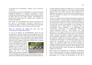 167
la perception d’un environnement « attractif » pour les deux-tiers
d’entre eux.
Larousse donne sur une école très déqualifiée. Il est entouré d’un grand
ensemble de bâtiments R + 4, locatifs et copropriétés. Le site est
surplombé par de grands quartiers d’habitat social à quelques centaines
de mètres. Bien qu’à une certaine distance, l’environnement est
connoté comme faisant partie des « quartiers nord », quartiers très
dévalorisés de Marseille.
Dans ces deux sites, la problématique de la distance/ proximité sociale
par rapport à l’environnement, valorisation/ dévalorisation est
structurante du rapport à l’habitat. La dévalorisation est en cours pour
les habitants de la Bécasse, elle est crainte pour ceux de Larousse.
Mode de traitement du rapport des sites avec leur
environnement et organisation interne
Le site de la Bécasse est incontestablement ouvert sur son
environnement et constitue d’ailleurs un lieu de passage entre l’arrêt
du tramway et le petit centre commercial à proximité et le quartier de
la Bolière plus loin. Si nous nous référons à des analyses réalisées
dans d’autres quartiers, il est possible que la qualité même du site et le
sentiment d’une occupation sociale plus favorable aient en quelque
sorte « symboliquement » protégé le
site de l’environnement de la Source,
d’autant que jusqu’à récemment, il
partageait avec la Bolière le fait
d’être considéré comme « un monde
à part ». Notons que c’est en effet à la
Bécasse que l’on a le plus
fréquemment rencontré la thématique
d’un site « différent du logement social » (pratiquement la moitié). Les
mouvements d’habitants liés au relogement des immeubles démolis de
la Source fragilisent le quartier de l’intérieur et ce n’est pas un hasard
si l’occupation sociale actuelle et à venir constitue une préoccupation
majeure (50%). Ces craintes sont sans doute majorées par la
dégradation de la Bolière, et le très faible niveau de qualification des
zones qui médiatisent la relation avec l’environnement (parkings,
locaux V.O., tours).
Larousse est composé de deux bandes de petits bâtiments séparés par
une voie de desserte. L’une de ces bandes est placée en bordure de la
rue dont elle assure la continuité urbaine. Un groupe de bâtiments est
donc directement en contact avec le quartier qui l’environne alors que
le second, situé en retrait, est plus protégé. Ce site est intégré à son
environnement, mais en même temps, il se singularise dans cet
environnement. Cette « singularité » et la fantasmatique d’un
environnement « dévalorisant » ou « problématique » génère des
craintes importantes, comme si « trop connoté’ » ou « trop
particulier », le site risquait d’attirer sur lui toutes les potentialités
négatives de cet environnement. Du même coup, ce qui a été donné
comme « ouverture » (les jardins, les terrasses) est perçu comme une
source potentielle d’agression qui contribue à expliquer l’obsession
des fermetures, analysée dans les points précédents. Le sentiment
d’insécurité est paroxystique (1/3 seulement des ménages se sent en
sécurité dans son logement, ce qui est extrêmement faible). Par
ailleurs, une installation difficile dans les lieux (beaucoup de
problèmes techniques notamment liés aux dispositifs de fermeture de
la résidence et des garages qui, du point de vue des habitants, ont été
gérés trop lentement par le maître d’ouvrage) ont considérablement
amplifié cette insécurité.
Dans les deux cas, la thématique de la valorisation / dévalorisation
sociale se déploie donc dans une tension, une dialectique, qui articule
le site et son environnement. Le rapport à l’habitat est marqué par la
dévalorisation ou la crainte de dévalorisation du site liée à
 