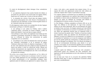 172
Ce mode de développement urbain témoigne d’une contradiction
étonnante :
¾ ces opérations disposent d’une assiette foncière très réduite, ce
qui limite leur coût foncier et les inscrits dans une logique urbaine,
(quelle que soit l’analyse que l’on peut en faire par ailleurs) ;
¾ la conception des voieries s’inscrit dans une logique routière,
sans aucune préoccupation des coûts fonciers d’investissement et
d’entretien que cela représente, et encore moins du gâchis foncier et
de l’étalement urbain que cela entraine.
Ce développement urbain résulte de la juxtaposition de deux logiques
économiques, politiques et culturelles opposées :
¾ une politique et une culture de l’habitat visant à réduire
l’étalement urbain, à diversifier les formes d’habitat, à offrir un
habitat individualisé s’inscrivant dans un espace collectif.
Cette politique et cette culture sont également sous-tendues par des
contraintes économiques nécessitant de réduire les coûts fonciers
tout en s’efforçant de réaliser des constructions de qualité
compatibles avec ces contraintes ;
¾ une politique et une culture de réalisation des voieries qui font fi
des contraintes économiques et de la nécessité de réduire
l’étalement urbain pour limiter les dépenses énergétiques et l’effet
de serre, mais également pour tenir compte du risque de pénurie de
foncier qui menace à terme les collectivités locales. Menace qui
entraine nécessairement une augmentation du coût du foncier et
donc des possibilités de développement des villes et des difficultés
de logement des ménages.
On est face à une certaine forme de schizophrénie, ou l’on s’efforce de
réduire l’emprise de l’habitat tout en continuant à étaler les voieries.
Ceci nous semble également lié à une conception très répandue chez
les acteurs professionnels et les responsables politiques (mais
également parmi les habitants) qui apprécient les espaces urbains très
vastes, « très aérés », pour reprendre leurs propres termes. Or ces
espaces dits aérés nous apparaissent comme des vides urbains qui
créent des coupures dans l’espace et qui hachent le paysage.
Ces coupures urbaines ne permettent pas aux habitants de développer
un sentiment d’appartenance aux quartiers dans lesquels leur habitat
est implanté, et encore moins un attachement à cet environnement. La
distance qui sépare les habitants du voisinage rend difficile le
développement de relations sociales et favorise le repli.
Le Petit Bétheny à Bétheny (périphérie de Reims) offre un cas de
figure très différent et très intéressant. Il s’agit d’une extension
urbaine sur une friche industrielle, dans un environnement très ingrat,
en bordure d’une voie ferrée. On imagine aisément qu’il était difficile
d’y implanter un lotissement en accession à la propriété, par contre ce
site offrait une opportunité foncière pour un organisme HLM, le
terrain n’ayant pas une grande valeur. Toutefois, on aurait pu craindre
que l’organisme réalise une opération très dévalorisante pour ses
habitants, en raison de la faiblesse de cet environnement. Au contraire,
la conception de l’opération a eu le souci de compenser cette faiblesse
par une très grande qualité des constructions, en offrant des jardins et
des espaces paysagers aux habitants. Elle s’est efforcée de protéger le
site de cet environnement dévalorisant, pour aboutir à ce qu’il
constitue, en lui-même, un environnement agréable pour ses habitants,
leur permettant d’effacer voire transcender l’environnement extérieur
au site.
L’enquête auprès des habitants a montré que cette conception a
effectivement généré non seulement une forte satisfaction mais
également un très fort attachement au site et des relations de voisinage
très vivantes.
On voit donc que l’enjeu de la conception des opérations Habitat
Individuel Dense dans le cadre de programmes d’extension urbaine
peut varier considérablement :
 