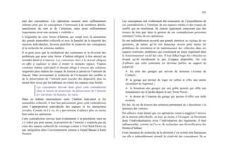 183
part des concepteurs. Les opérations seraient ainsi suffisamment
réduites pour que les concepteurs s’intéressent à de nombreux détails,
manifestent du soin et de l’attention, mais aussi suffisamment
importantes avoir une certaine « visibilité ».
L’originalité de cette forme d’habitat, qui rompt avec la monotonie
des grands immeubles collectifs et avec la banalité de la majorité des
maisons individuelles, favorise peut-être la créativité des concepteurs
et la recherche de solutions inédites.
Il se peut aussi que la multiplicité des contraintes et la diversité des
problèmes que pose cette forme d’habitat obligent à être attentif au
moindre détail et à innover. Les contraintes liées à la densité obligent
en effet à exploiter et donc à traiter le moindre espace. Vouloir
combiner habitat individuel et densité oblige à trouver des solutions
originales pour réduire les risques de tension et préserver l’intimité de
chacun. Mais inversement la recherche de l’évitement des conflits et
de la préservation de l’intimité peut susciter des dispositifs plus ou
moins bien vécus par les habitants en créant des espaces trop fermés.
Les concepteurs doivent donc gérer cette contradiction
entre le besoin de protection, de préservation de l’intimité
et l’ouverture (la lumière, les vues).
Dans un habitat intermédiaire entre l’habitat individuel et les
immeubles collectifs, il leur faut précisément gérer cette contradiction
entre l’appropriation individuelle des espaces et les interactions
sociales. Comme on l’a vu, ils y parviennent d’ailleurs plus ou moins
bien selon les opérations.
Cette contradiction renvoie bien évidemment à la précédente mais ne
s’y réduit pas pour autant, la protection de l’intimité n’empêche pas de
créer des espaces collectifs de voisinage comme à Vert Saint Denis où
une intégration dans l’environnement comme à Grand Marais à Saint
Nazaire.
Les concepteurs ont visiblement été conscients de l’exacerbation de
ces contradictions à l’intérieur de ces espaces réduits et des risques de
conflit qui en résultaient. Ils étaient également conscients que des
erreurs de leur part dans la gestion de ces contradictions pouvaient
entraîner l’échec de ces opérations.
Ils ont indéniablement accordé une grande attention au réglage de ces
questions, de même qu’ils ont beaucoup investi pour traiter les
problèmes de circulation et de stationnement des véhicules dans ces
espaces restreints, problèmes qui constituent un enjeu important dans
le fonctionnement social des sites. Il leur fallait loger les véhicules en
évitant qu’ils envahissent le peu d’espace disponible. On voit
d’ailleurs que cette contrainte est devenue parfois un support de
créativité :
¾ les toits des garages qui servent de terrasses (Avenue de
Corbeil) ;
¾ le garage qui permet de loger un cellier et offre une entrée
secondaire au logement ;
¾ la fermeture des garages par une grille ajourée qui offre une
transparence sur le jardin depuis la rue (Terra Nova) ;
¾ le dessin de l’imposte du garage qui permet d’offrir une belle
arcature.
De fait, ils ont dû trouver des solutions permettant de « discrétiser » la
présence des voitures.
Par ailleurs, étant donné que ces opérations visent à suggérer l’univers
de la maison individuelle, ou tout au moins à l’évoquer, en favorisant
donc l’individualisation et/ou l’individuation des logements, il était
indispensable, comme on l’a vu, de rechercher une diversification des
formes d’habitat.
Cette intention de recherche de la diversité s’est avérée très fructueuse
car elle a indéniablement stimulé la créativité des concepteurs. Ils se
 