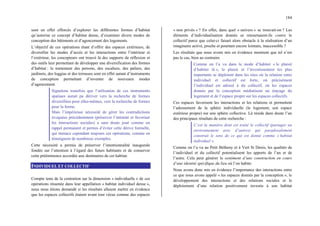 184
sont en effet efforcés d’explorer les différentes formes d’habitat
qu’autorise ce concept d’habitat dense, d’examiner divers modes de
conception des bâtiments et d’agencement des logements.
L’objectif de ces opérations étant d’offrir des espaces extérieurs, de
diversifier les modes d’accès et les interactions entre l’intérieur et
l’extérieur, les concepteurs ont trouvé là des supports de réflexion et
des outils leur permettant de développer une diversification des formes
d’habitat : le traitement des perrons, des escaliers, des paliers, des
jardinets, des loggias et des terrasses sont en effet autant d’instruments
de conception permettant d’inventer de nouveaux modes
d’agencement.
Signalons toutefois que l’utilisation de ces instruments
spatiaux aurait pu dériver vers la recherche de formes
diversifiées pour elles-mêmes, vers la recherche de formes
pour la forme.
Mais l’impérieuse nécessité de gérer les contradictions
évoquées précédemment (préserver l’intimité et favoriser
les interactions sociales) a sans doute joué comme un
rappel permanent et permis d’éviter cette dérive formelle,
qui menace cependant toujours ces opérations, comme en
témoignent de nombreux exemples.
Cette nécessité a permis de préserver l’intentionnalité inaugurale
fondée sur l’attention à l’égard des futurs habitants et de conserver
cette prééminence accordée aux destinaires de cet habitat.
INDIVIDUEL ET COLLECTIF
Compte tenu de la centration sur la dimension « individuelle » de ces
opérations résumée dans leur appellation « habitat individuel dense »,
nous nous étions demandé si les résultats allaient mettre en évidence
que les espaces collectifs étaient avant tout vécus comme des espaces
« non privés » ? En effet, dans quel « univers » se trouvait-on ? Les
éléments d’individualisation donnés se retournaient-ils contre le
collectif parce que celui-ci faisait alors obstacle à la réalisation d’un
imaginaire activé, proche et pourtant encore lointain, inaccessible ?
Les résultats que nous avons mis en évidence montrent que tel n’est
pas le cas, bien au contraire.
Comme on l’a vu dans le mode d’habiter « le plaisir
d’habiter là », le plaisir et l’investissement les plus
importants se déploient dans les sites où la relation entre
individuel et collectif est forte, où précisément
l’individuel est adossé à du collectif, où les espaces
donnés par la conception médiatisent un étayage du
logement et de l’espace propre sur les espaces collectifs.
Ces espaces favorisent les interactions et les relations et permettent
l’adossement de la sphère individuelle (le logement, son espace
extérieur propre) sur une sphère collective. Là réside dans doute l’un
des principaux résultats de cette recherche :
C’est la manière dont est traité le collectif (partager un
environnement avec d’autres) qui paradoxalement
construit le sens de ce qui est donné comme « habitat
individuel ».
Comme on l’a vu au Petit Bétheny et à Vert St Denis, les qualités de
l’individuel et du collectif potentialisent les apports de l’un et de
l’autre. Cela peut générer le sentiment d’une construction en cours
d’une identité spécifique du lieu où l’on habite.
Nous avons donc mis en évidence l’importance des interactions entre
ce que nous avons appelé « les espaces donnés par la conception », le
développement des interactions et des relations sociales et le
déploiement d’une relation positivement investie à son habitat
 