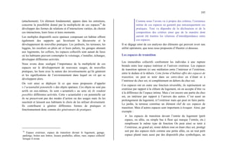 185
(attachement). Un élément fondamental, apparu dans les entretiens,
concerne la possibilité donné par la multiplicité de ces espaces74
de
développer des formes de relations et d’interactions variées, de choisir
ces interactions, leurs lieux et leurs moments.
Les multiples dispositifs socio spatiaux composant cet habitat offrent
également des supports qui favorisent la découverte et le
développement de nouvelles pratiques. Les jardinets, les terrasses, les
loggias, les escaliers en plein air et leurs paliers, les garages attenant
aux logements, les celliers, les espaces collectifs sont autant de lieux
où les habitants peuvent contempler le voisinage, s’installer, échanger,
développer différentes activités.
Nous avons donc souligné l’importance de la multiplicité de ces
espaces sur le développement de nouveaux usages, de nouvelles
pratiques, les liens avec la nature des investissements qu’ils génèrent
et les significations de l’environnement dans lequel on vit qui se
développent alors.
On voit ainsi se déployer là ce que nous proposons d’appeler
« l’actantialité potentielle » des objets spatiaux. Ces objets ne sont pas
actifs en eux-mêmes, ils sont « actantiels » au sens où ils rendent
possibles différentes activités. Cette « actantialité » est potentielle car
ils ne prescrivent pas des modes d’action ou des usages mais ils les
suscitent et laissent aux habitants le choix de les utiliser diversement.
Ils contribuent à générer différentes formes de pratiques et
fonctionnement donc comme des générateurs de pratiques.
74
Espace extérieur, espace de transition devant le logement, garage,
parkings, boites aux lettres, locaux poubelles, allées, rues, espace collectif
lorsque il existe
Comme nous l’avons vu à propos des critères, l’existence
même de ces espaces ne garantit pas mécaniquement ces
pratiques. Tout va dépendre de la déclinaison et de la
composition des critères ainsi que de la manière dont
auront été traitées les relations d’interdépendance entre
ces espaces.
Il se dégage ainsi de ces analyses des éléments qui peuvent avoir une
utilité opératoire, que nous nous proposons d’illustrer ci-dessous.
Les espaces de transition
Les immeubles collectifs confrontent les individus à une rupture
brutale entre leur espace intérieur et l’univers extérieur. Les espaces
de transition opèrent ici une médiation entre l’intérieur et l’extérieur,
entre le dedans et le dehors. Cette forme d’habitat offre des espaces de
transition, on peut se tenir dans un entre-deux en n’étant ni à
l’intérieur de chez soi, ni complètement en dehors du chez soi.
Ces espaces ont en outre une fonction réversible, ils représentent un
extérieur par rapport à la clôture du logement, où on accepte d’être vu
à la différence de l’espace intime. Mais c’est encore une partie du chez
soi, un intérieur par rapport à l’univers des autres. C’est aussi un
prolongement du logement, à l’extérieur mais qui peut en faire partie.
Le jardin, la terrasse constitue un élément clef de ces espaces de
transition. Mais d’autres espaces sont importants à évoquer. Ainsi, par
exemple :
¾ les espaces de transition devant l’entrée du logement (petit
espace, ou allée, ou simple bac à fleur qui marque l’entrée, etc.)
remplissent le même type de fonction On peut ainsi se tenir à
l’extérieur, au grand air, rester dehors tout en étant chez soi, protégé
soit par des espaces réels comme une petite allée, ou un tout petit
espace planté mais aussi par des dispositifs plus symboliques, un
 