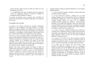 186
auvent, des bacs à fleurs de part et d’autre de l’entrée ou à une
petite distance de celle-ci ;
¾ ce dedans/dehors peut aussi se déployer autour du garage qui
s’avère une composante précieuse. Il permet de cumuler les
avantages qu’offrent le dedans et le dehors.
Ces espaces de transition sont, en quelque sorte, réversibles. Ils
assurent une continuité entre l’intérieur du logement et son extériorité
et vice versa
Les jardins et les terrasses
Les jardins et les terrasses constituent un potentiel extrêmement
important. Le fait de disposer d’un espace extérieur a un impact
majeur sur le rapport à l’habitat, sur la relation qui va se nouer entre
des habitants et leur habitat en fonction des pratiques et des usages qui
vont pouvoir s’y développer. En effet, disposer d’un tel espace ne dit
pas s’il permet effectivement de développer de nouvelles pratiques.
Nous avons vu que ces pratiques jouent un rôle fondamental dans la
mesure où elles génèrent le sentiment d’une extension du « chez soi ».
Toutefois, pour advenir, ce sentiment de « chez soi » nécessite un peu
d’intimité confiante. Or, le sentiment d’un regard, de vues trop
importantes sur cet espace (ou tout au moins sur une partie de cet
espace), la manière dont il s’articule à d’autres espaces avec lesquels il
est en relation, peuvent empêcher son appropriation.
Disposer d’un espace extérieur propre fait bouger les lignes de
l’intimité. Plus précisément, la manière dont la conception prend en
charge cette question de l’intimité va jouer un rôle fondamental.
L’absence d’intimité de l’espace extérieur peut faire basculer le
rapport au logement lui-même. C’est pourquoi nous avons proposé de
considérer cet espace non pas comme un « plus » mais comme un
« avec ».
L’espace extérieur constitue un potentiel important car c’est un espace
pluridimensionnel :
¾ un lieu de pratiques multiples : déjeuner, se reposer, jouer pour
les enfants, jardiner, aménager ;
¾ un lieu d’interactions multiples : échanger avec un voisin
mitoyen, échanger avec un voisin qui passe, recevoir. L’importance
des différentes modalités du « recevoir » est également à souligner.
L’espace extérieur permet un « jeu » de ces différentes
modalités fortement souligné par les habitants : recevoir quelques
personnes ou un nombre plus important, recevoir de manière plus
ou moins formelle, recevoir « strictement » ou organiser un moment
de partage et d’échanges grâce à la manière dont chacun contribue à
la réception au travers de ce qu’il apporte, etc.
¾ un espace valorisant : simplement disposer de ces espaces est
valorisant pour les habitants. De plus, un balcon doté d’un garde-
corps ajouré, une grande terrasse, un petit jardin orné d’une haie, un
portail marquant l’entrée de chez soi sont autant d’éléments
agréables et valorisants pour soi ;
¾ un espace où on se donne à voir : dans cet espace, on donne à
voir une partie de soi et on se valorise au regard des autres en
installant son mobilier de jardin, un auvent ou une tonnelle, mais
aussi en montrant ses plantations ou quelques éléments de décors ;
¾ un espace donc qui médiatise une autre manière d’être
habitant, en participant au paysage du site, en y contribuant.
Comme on peut le voir au Petit Bétheny mais aussi dans quelques
jardins de Terra Nova ou sur des terrasses de La Bécasse, les
habitants produisent une véritable création collective, à travers la
réalisation de plantations et l’installation d’éléments de décors
(pergolas, tonnelles, etc.). Chacun profite de sa propre création et
contribue à la forme d’ensemble ;
 