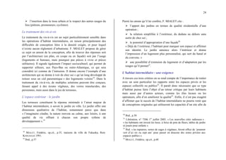 24
¾ l’insertion dans le tissu urbain et le respect des autres usages du
lieu (piétons, promeneurs, cyclistes).
Le traitement des vis-à-vis
Le traitement du vis-à-vis est un sujet particulièrement sensible dans
les opérations d’habitat intermédiaire, en raison principalement des
difficultés de conception liées à la densité exigée, et pour lequel
n’existe aucun règlement d’urbanisme. F. MIALET propose de gérer
ce sujet en amont de la conception, afin de trouver des réponses soit
par l’architecture (en plan, en coupe ou en façade) soit par l’usage
(logements et bureaux, mais pourquoi pas pièces à vivre et pièces
utilitaires). Il signale également l’impact socioculturel, qui permet de
supporter ailleurs, aux Pays-Bas ou outre-Atlantique, ce qui sera
considéré ici comme de l’intrusion. Il donne encore l’exemple d’une
architecture qui ne donne à voir de chez soi « qu’un long développé de
toiture sous un ciel panoramique » des logements voisins18
. Dans le
traitement du vis-à-vis, de multiples solutions peuvent être conçues,
faisant appel à des écrans végétaux, des verres translucides, des
persiennes, mais aussi dans le jeu de terrasses.
L’espace extérieur : le jardin
Les terrasses constituent la réponse minimale à l’atout majeur de
l’habitat intermédiaire, à savoir le jardin en ville. Le jardin offre une
dimension qualitative de l’habitat, notamment parce que dans
« l’imaginaire citadin, la nature renvoie au calme, aux loisirs, à une
qualité de vie offrant à chacun son propre rythme de
développement ».19
18
MIALET, Frédéric, op.cit., p.55, maisons de ville de Fukuoka, Rem
KOOLHAAS 1991.
19
Ibid., p.57
Parmi les atouts qu’il lui confère, F. MIALET cite :
¾ l’apport des jardins en termes de qualité résidentielle d’une
opération ;
¾ la relation simplifiée à l’extérieur, du dedans au dehors sans
sortir de chez soi ;
¾ le potentiel d’appropriation d’une façade20
« Déjà de l’extérieur, l’habitant peut marquer son espace et affirmer
son identité. Le jardin annonce alors l’intérieur et donne
l’impression d’un logement plus personnalisé, qui sort du banal et
du convenu. »
¾ une possibilité d’extension du logement et d’adaptation par les
usages qu’il permet21
.
L’habitat intermédiaire : une exigence
A travers ces trois critères on se rend compte de l’importance de traiter
avec un soin particulier les rapports entre les espaces privés et les
espaces collectifs ou publics22
. Il paraît donc nécessaire que ce type
d’habitat puisse faire l’objet d’un retour critique par leurs habitants
mais aussi par d’autres acteurs, comme les élus locaux ou les
opérateurs, afin d’en améliorer la qualité23
. Enfin, il n’est pas exagéré
d’affirmer que le succès de l’habitat intermédiaire ne pourra venir que
de conceptions originales qui utiliseront les capacités d’un site afin de
20
Ibid., p.58
21
Libération, n° 7506 1er
juillet 2005, « Les nouvelles cités radieuses » :
« les habitants ont investi les lieux, à force de pots de fleurs, tables de jardin
et jouets pour enfants ».
22
Ibid. « les topiaires, sortes de cages à végétaux, feront office de ‘poumon
vert d’ici six ou sept ans’ pour passer en douceur des zones privées aux
espaces publics ».
23
MIALET, Frédéric, op.cit., p.68
 