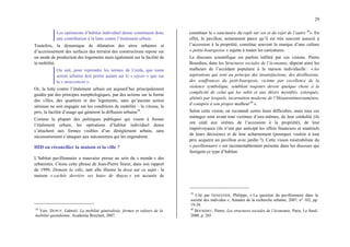 29
Les opérations d’habitat individuel dense constituent donc
une contribution à la lutte contre l’étalement urbain.
Toutefois, la dynamique de dilatation des aires urbaines et
d’accroissement des surfaces des terrains des constructions repose sur
un mode de production des logements mais également sur la facilité de
la mobilité.
On sait, pour reprendre les termes de Cerda, que toute
action urbaine doit porter autant sur le « séjour » que sur
le « mouvement ».
Or, la lutte contre l’étalement urbain est aujourd’hui principalement
guidée par des principes morphologiques, par des actions sur la forme
des villes, des quartiers et des logements, sans qu’aucune action
sérieuse ne soit engagée sur les conditions de mobilité – la vitesse, le
prix, la facilité d’usage qui génèrent la diffusion urbaine38
.
Comme la plupart des politiques publiques qui visent à freiner
l’étalement urbain, les opérations d’habitat individuel dense
s’attachent aux formes visibles d’un dérèglement urbain, sans
nécessairement s’attaquer aux mécanismes qui les engendrent.
HID ou réconcilier la maison et la ville ?
L’habitat pavillonnaire a mauvaise presse au sein du « monde » des
urbanistes. Citons cette phrase de Jean-Pierre Sueur, dans son rapport
de 1999, Demain la ville, tant elle illustre la doxa sur ce sujet : la
maison « cachée derrière ses haies de thuyas » est accusée de
38
Voir, DUPUY, Gabriel, La mobilité généralisée, formes et valeurs de la
mobilité quotidienne, Academia Bruylant, 2007.
constituer le « sanctuaire du repli sur soi et du rejet de l’autre 39
». En
effet, le pavillon, notamment parce qu’il est très souvent associé à
l’accession à la propriété, constitue souvent la marque d’une culture
« petite-bourgeoise » sujette à toutes les caricatures.
Le discours scientifique est parfois infiltré par ces visions. Pierre
Bourdieu, dans les Structures sociales de l’économie, dépeint ainsi les
malheurs de l’accédant populaire à la maison individuelle : « les
aspirations qui sont au principe des insatisfactions, des désillusions,
des souffrances du petit-bourgeois, victime par excellence de la
violence symbolique, semblent toujours devoir quelque chose à la
complicité de celui qui les subit et aux désirs mystifiés, extorqués,
aliénés par lesquels, incarnation moderne de l’Héautontimorouménos,
il conspire à son propre malheur40
».
Selon cette vision, on reconnaît certes leurs difficultés, mais tous ces
ménages sont avant tout victimes d’eux-mêmes, de leur crédulité (ils
ont cédé aux sirènes de l’accession à la propriété), de leur
imprévoyance (ils n’ont pas anticipé les effets financiers et matériels
de leurs décisions) et de leur acharnement (pourquoi vouloir à tout
prix acquérir un pavillon avec jardin ?). Cette vision misérabiliste du
« pavillonnaire » est incontestablement présente dans les discours qui
fustigent ce type d’habitat.
39
Cité par GENESTIER, Philippe, « La question du pavillonnaire dans la
société des individus », Annales de la recherche urbaine, 2007, n° 102, pp.
19-30.
40
BOURDIEU, Pierre, Les structures sociales de l’économie, Paris, Le Seuil,
2000, p. 203
 