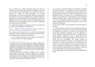 89
On se souvient que l’analyse factorielle permet de traiter les
variables56
en même temps afin d’examiner les rapports de proximité
ou de distance qu’elles entretiennent. Cela permet de mettre en
évidence les contenus les plus discriminants. Une variable
discriminante est un contenu qui départage fortement les interviewés
Par exemple, on verra que la perception de la vue depuis la fenêtre du
logement est très importante pour tous les interviewés et qu’elle les
départage fortement. Pour certains, il s’agit d’un élément positif, pour
d’autres, une vue non appréciée constitue un élément fondamental
d’un rapport difficile à leur habitat.
Ces variables discriminantes vont construire « des axes » qui dessinent
un « plan » que l’on appelle le « plan factoriel ».
L’axe 1 : Qualité de l’habitat, rapport aux autres, perception de
l’espace social du site et investissement dans l’habitat.
Les contenus qui construisent cet axe ne sont pas rigoureusement
identiques à ses deux extrémités, l’un constituant l’envers de l’autre.
Cela constitue déjà un premier résultat intéressant.
¾ à une extrémité (à droite), on trouve l’absence de sentiment de
« chez soi » dans le site et dans le logement.
56
L’analyse des tris à plat nous permet un certain « écrémage des
variables » afin d’obtenir un nombre plus limité de variables. Pour beaucoup
de variables, on ne conserve par exemple que des variables recalculées
(agrégation de modalités) ou bien on supprime toutes celles qui n’ont pas
suscité un nombre suffisant de réponses ou qui ne sont pas indispensables à
l’analyse. Il s’agit d’aboutir à une relation nombre de variables/nombre
d’enquêtés satisfaisante.
Par ailleurs, dans l’analyse factorielle, on distingue entre les variables
actives (celles choisies pour construire l’analyse) et les variables
illustratives (les autres variables ou un certain nombre d’entre elles), qui
sont « projetées » sur le plan dessiné par les variables actives. Dans toutes
les enquêtes que nous avons réalisées, les variables actives choisies sont
toujours les mêmes afin de pouvoir comparer les résultats.
A ces contenus correspond l’expression d’une distance par rapport
aux autres du quartier, et par rapport aux autres en général. Par
exemple, fait rarissime, ces personnes disent ne pas aimer recevoir
des connaissances ou des amis. L’absence d’attractivité du site est
également présente. Les personnes ne le recommanderaient pas à
d’autres. La perception d’un environnement du site peu attractif est
également présente. Enfin, il s’agit de personnes pour lesquelles
vivre là a une signification douloureuse par rapport à ce qu’elles
avaient imaginé pour elles-mêmes, par rapport au sens de leurs
trajectoires résidentielles.
Le site le plus proche de cette extrémité de l’axe est Larousse à
Marseille.
¾ à l’autre extrémité, on trouve un univers radicalement différent.
La particularité de ce coté de l’axe est qu’il est décrit par un nombre
très important de variables qui concernent le site lui-même. Au
premier plan, l’apparence, l’esthétique, la vue sont appréciées, ce
que les personnes voient depuis leur fenêtre est agréable. D’une
certaine manière, l’apparence du site, sa qualité dessinent un
univers particulier. Mais cette particularité ne s’arrête pas là. Cette
qualité n’est pas qu’esthétique. Elle dessine, construit un
environnement favorable aux relations, où la perception des autres
est positive, un espace social particulier où l’environnement, les
relations aux autres, la perception de la manière dont eux-mêmes se
sentent est positif pour la personne dans son rapport à l’habitat. Du
coup, ces personnes conseilleraient à des connaissances ou des amis
de venir habiter dans un site où elles se sentent chez elles.
Le site le plus proche de l’extrémité de cet axe est le Petit Bétheny à
Reims.
 