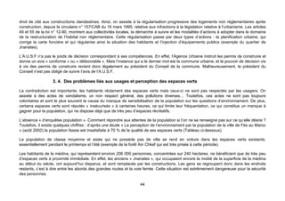 droit de cité aux constructions clandestines. Ainsi, on assiste à la régularisation progressive des logements non réglementaires après
construction, depuis la circulaire n° 157/CAB du 16 mars 1995, relative aux infractions à la législation relative à l’urbanisme. Les articles
49 et 55 de la loi n° 12-90, montrent aux collectivités locales, la démarche à suivre et les modalités d’actions à adopter dans le domaine
de la restructuration de l’habitat non réglementaire. Cette régularisation passe par deux types d’actions : la planification urbaine, qui
corrige la carte foncière et qui régularise ainsi la situation des habitants et l’injection d’équipements publics (exemple du quartier de
Jnanates).

L’A.U.S.F n’a pas le poids de décision correspondant à ses compétences. En effet, l’Agence Urbaine instruit les permis de construire et
donne un avis « conforme » ou « défavorable ». Mais l’instance qui a le dernier mot est la commune urbaine, et le pouvoir de décision vis
à vis des permis de construire revient donc légalement au président du Conseil de la commune. Malheureusement, le président du
Conseil n’est pas obligé de suivre l’avis de l’A.U.S.F.

                   3. 4. Des problèmes liés aux usages et perception des espaces verts

La contradiction est importante, les habitants réclament des espaces verts mais ceux-ci ne sont pas respectés par les usagers. On
assiste à des actes de vandalisme, un non respect général, des pollutions diverses… Toutefois, ces actes ne sont pas toujours
volontaires et sont le plus souvent la cause du manque de sensibilisation de la population sur les questions d’environnement. De plus,
certains espaces verts sont réputés « insécurisés » à certaines heures, ce qui limite leur fréquentation, ce qui constitue un manque à
gagner pour la population, qui ne dispose déjà que de très peu d’espaces récréatifs.

L’absence « d’enquêtes population ». Comment répondre aux attentes de la population si l’on ne se renseigne pas sur ce qu’elle désire ?
Toutefois, il existe quelques chiffres : d’après une étude « La perception de l’environnement par la population de la ville de Fès au Maroc
» (août 2002) la population fassie est insatisfaite à 70 % de la qualité de ses espaces verts (Tableau ci-dessous).

La population de classe moyenne et aisée qui ne possède pas de villa se rend en voiture dans les espaces verts existants,
essentiellement pendant le printemps et l’été (exemple de la forêt Ain Chkef qui est très prisée à cette période).

Les habitants de la médina, qui représentent environ 206 000 personnes, concentrées sur 240 hectares, ne bénéficient que de très peu
d’espaces verts à proximité immédiate. En effet, les anciens « Jnanates », qui occupaient encore la moitié de la superficie de la médina
au début du siècle, ont aujourd’hui disparus, et sont remplacés par les constructions. Les gens se regroupent donc dans les endroits
restants, c’est à dire entre les abords des grandes routes et la voie ferrée. Cette situation est extrêmement dangereuse pour la sécurité
des personnes.

                                                                     44
 