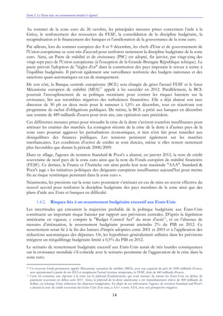 Partie I. Le Maroc dans son environnement mondial et régional
14
Au sommet de la zone euro du 26 octobre, les principales mesures prises concernent l’aide à la
Grèce, le renforcement des ressources du FESF, la consolidation de la discipline budgétaire, la
recapitalisation et le financement des banques et l’amélioration de la gouvernance de la zone euro.
Par ailleurs, lors du sommet européen des 8 et 9 décembre, les chefs d'Etat et de gouvernement de
l'Union européenne se sont mis d'accord pour renforcer nettement la discipline budgétaire de la zone
euro. Ainsi, un Pacte de stabilité et de croissance (PSC) est adopté, fin janvier, par vingt-cinq des
vingt-sept pays de l'Union européenne (à l'exception de la Grande-Bretagne République tchèque). Le
pacte prévoit l'adoption de "règles d'or" dans la constitution des pays imposant le retour à terme à
l’équilibre budgétaire. Il prévoit également une surveillance renforcée des budgets nationaux et des
sanctions quasi-automatiques en cas de manquement.
De son côté, la Banque centrale européenne (BCE) sera chargée de gérer l'actuel FESF et le futur
Mécanisme européen de stabilité (MES)10
appelé à lui succéder en 2012. Parallèlement, la BCE
poursuit l’assouplissement de sa politique monétaire pour contrer les risques baissiers sur la
croissance, liés aux retombées négatives des turbulences financières. Elle a déjà abaissé son taux
directeur de 50 pb en deux mois pour le ramener à 1,0% en décembre, tout en réactivant son
programme de rachat d'obligations publiques. De même, la BCE a prêté aux banques en décembre
une somme de 489 milliards d'euros pour trois ans, une opération sans précédent.
Ces différentes mesures prises pour résoudre la crise de la dette s’avèrent toutefois insuffisantes pour
atténuer les craintes des marchés. La contagion récente de la crise de la dette à d’autres pays de la
zone euro pourrait aggraver les perturbations économiques, si rien n’est fait pour remédier aux
déséquilibres des finances publiques. Les tensions persistent également sur les marchés
interbancaires. Les conditions d’octroi de crédits se sont durcies, même si elles restent nettement
plus favorables que durant la période 2008/2009.
Dans ce sillage, l'agence de notation Standard & Poor's a abaissé, en janvier 2012, la note de crédit
souveraine de neuf pays de la zone euro ainsi que la note du Fonds européen de stabilité financière
(FESF). Ce dernier, la France et l'Autriche ont ainsi perdu leur note maximale "AAA". Standard &
Poor's juge « les initiatives politiques des dirigeants européens insuffisantes aujourd’hui pour mettre
fin au risque systémique persistant dans la zone euro ».
Néanmoins, les pressions sur la zone euro pourraient s’atténuer en cas de mise en œuvre effective du
nouvel accord pour renforcer la discipline budgétaire des pays membres de la zone ainsi que des
plans d’aide aux Etats et banques en difficulté.
1.4.2. Risques liés à un resserrement budgétaire excessif aux Etats-Unis
Les incertitudes qui entourent la trajectoire probable de la politique budgétaire aux États-Unis
constituent un important risque baissier par rapport aux prévisions centrales. D’après la législation
américaine en vigueur, y compris le "Budget Control Act" du mois d’août11
, et en l’absence de
mesures d’atténuation, le resserrement budgétaire pourrait atteindre 2% du PIB en 2012. Ce
resserrement serait lié à la fin des baisses d’impôt adoptées entre 2001 et 2003 et à l’application des
réductions automatiques des dépenses. Or, les hypothèses généralement utilisées dans les prévisions
intègrent un rééquilibrage budgétaire limité à 0,5% du PIB en 2012.
Le scénario de resserrement budgétaire excessif aux Etats-Unis aurait de très lourdes conséquences
sur la croissance mondiale s’il coïncide avec le scénario pessimiste de l’aggravation de la crise dans la
zone euro.
10 Un nouveau fonds permanent, appelé Mécanisme européen de stabilité (MES), avec une capacité de prêt de 1000 milliards d'euros,
sera opérationnel à partir de mi-2012 et remplacera l'actuel système temporaire, le FESF, doté de 440 milliards d'euros.
11 Cette loi constitue une réponse à la crise sur le plafond d'endettement, qui avait menacé de mener les États-Unis en défaut de
paiement souverain en début août 2011. Ainsi, le plafond de la dette américaine a été immédiatement relevé de 400 milliards de
dollars, en échange d’une réduction des dépenses budgétaires. En dépit de cet relèvement, l’agence de notation Standard and Poor's
a abaissé la note de crédit souverain des Etats-Unis d’un cran, à AA+ contre AAA, avec une perspective négative.
 
