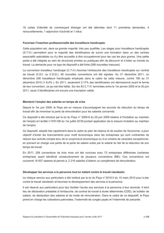 16 cartes d’identité de commerçant étranger ont été délivrées dont 11 premières demandes, 4 
renouvellements, 1 adjonction d’activité et 1 refus. 
Favoriser l’insertion professionnelle des travailleurs handicapés 
Cette population est, dans sa grande majorité, très peu qualifiée. Les stages pour travailleurs handicapés 
(S.T.H.) permettent pour la majorité des bénéficiaires de suivre une formation dans un des centres 
associatifs spécialisés ou d’y être accueillis à titre occupationnel pour les cas les plus graves. Une petite 
partie a été intégrée au sein de structures privées ou publiques afin de découvrir et s’initier au monde du 
travail. La demande pour ce type de dispositif a été forte (268 nouvelles mesures). 
La convention travailleur handicapé (C.T.H.) favorise l’embauche des travailleurs handicapés sur contrat 
de travail (C.D.I. ou C.D.D.). 46 nouvelles conventions ont été signées. Au 31 décembre 2011, on 
dénombre 206 travailleurs handicapés employés dans le cadre de cette mesure, contre 190 au 31 
décembre 2010 (+ 8,4% ). En 2011, seulement 2,17% des bénéficiaires ont démissionné avant le terme 
de leur convention, ce qui est très faible. Sur les 83 C.T.H. terminées entre le 1er janvier 2005 et le 30 juin 
2011, seuls 5 bénéficiaires ont encore une inscription valide. 
Maintenir l’emploi des salariés en temps de crise 
Depuis le 1er juin 2009, le Pays est en mesure d’accompagner les accords de réduction du temps de 
travail afin de minimiser la perte de rémunération pour les salariés concernés. 
Ce dispositif a été introduit par la loi du Pays n° 2009-9 du 29 juin 2009 relative à l'Incitation au maintien 
de l'emploi et l’arrêté n° 978 CM du 1er juillet 20 09 portant application de la mesure Incitation au maintien 
de l'emploi. 
Ce dispositif, adopté très rapidement dans le cadre du plan de relance et de soutien de l’économie, a pour 
objectif d’éviter les licenciements pour motif économique dans les entreprises qui sont contraintes de 
réduire leur activité compte tenu de la conjoncture économique ou d’un sinistre de caractère exceptionnel, 
en prenant en charge une partie de la perte de salaire subie par le salarié du fait de la réduction de son 
temps de travail. 
En 2011, 208 conventions de trois mois ont été conclues avec 73 entreprises différentes (certaines 
entreprises ayant bénéficié consécutivement de plusieurs conventions IME). Ces conventions ont 
concerné 18 837 salaires et permis à. 2 216 salariés d’obtenir un complément de rémunération. 
Développer les services à la personne tout en luttant contre le travail clandestin 
Le chèque service aux particuliers a été institué par la loi du Pays n° 2010-3 du 15 mars 2010 pour lu tter 
contre le travail clandestin et favoriser le développement des services à la personne. 
Il est réservé aux particuliers pour leur faciliter l'accès aux services à la personne à leur domicile. Il tient 
lieu de déclaration préalable à l'embauche, de contrat de travail à durée déterminée (CDD), de bulletin de 
salaire, de déclaration des salaires et de mode de rémunération. Dans le cadre de ce dispositif, le Pays 
prend en charge les cotisations patronales, l’indemnité de congés payés et l’indemnité de précarité. 
Rapport du président à l’Assemblée de Polynésie française pour l’année civile 2011 p.133 
 