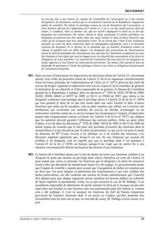 GB.316/INS/9/1

                      ne soit pas due à une motion de censure de l’assemblée de l’association ou à une mesure
                      disciplinaire de destitution, ratifiée par la «Contraloría General de la República» (organisme
                      public de contrôle). De même, le privilège cessera en cas de dissolution de l’association, si
                      cette dernière découle de l’application de l’article 61 c) et e), ou des motifs prévus dans les
                      statuts, à condition, dans ce dernier cas, que les motifs impliquent la faute ou le dol des
                      dirigeants des associations. De même, durant le délai mentionné à l’alinéa précédent, les
                      dirigeants ne pourront pas être mutés dans une autre localité ni dans d’autres fonctions que
                      celles qu’ils occupent sans leur autorisation écrite. Ils ne feront pas l’objet d’une évaluation
                      annuelle au cours du délai mentionné dans les paragraphes précédents, sauf à la demande
                      expresse du dirigeant. Si ce dernier ne la demande pas, sa dernière évaluation restera en
                      vigueur et gardera tous ses effets légaux. Les dirigeants des associations de fonctionnaires
                      auront le droit de demander des informations aux autorités de l’institution compétente au sujet
                      des éléments et des règles qui sont en rapport avec les objectifs des associations et les droits et
                      obligations de leurs membres. Les autorités de l’institution devront recevoir les dirigeants en
                      temps opportun et leur fournir les informations pertinentes. De même, elles auront le droit de
                      demander de participer à l’étude des politiques relatives aux droits et obligations du personnel
                      de l’institution concernée.

        401. Dans un souci d’harmoniser les dispositions du deuxième alinéa de l’article 25, récemment
               annoté, avec celles du deuxième alinéa de l’article 31 de la loi organique constitutionnelle
               fixant les bases générales de l’administration de l’Etat, loi no 18575 (pouvoir des chefs de
               service de diriger, organiser et administrer leur service respectif, de le contrôler, de garantir
               la réalisation de ses objectifs et d’être responsable de sa gestion), le bureau du Contrôleur
               général de la République a indiqué, dans ses décisions nos 7659 de 2010; 45740 de 2008;
               26282, 26948, 60641 et 62877 de 2009; et 20111 et 55884 de 2007, que, même si les
               dirigeants syndicaux sont protégés par le privilège prévu à l’article 25 de la loi no 19296
               qui leur garantit le droit de ne pas être mutés dans une autre localité ni dans d’autres
               fonctions que celles qu’ils occupent, cela ne peut toutefois pas influer sur l’exercice des
               attributions qui reviennent aux autorités du service de décider d’aménager ou de
               restructurer certaines unités de ce service lorsque les circonstances l’exigent, d’autant plus
               quand cette réorganisation interne est basée sur l’article 5 de la loi no 18575 qui dispose
               que les autorités devront garantir l’efficience des services publics. Dans un autre ordre
               d’idées, il est dit dans les décisions nos 7526 de 2006, 38610 de 2005 et 49115 de 2000 du
               même organe de contrôle que le fait pour une personne d’exercer des fonctions dont la
               nomenclature n’a pas été prévue par le statut du personnel, ce qui est le cas pour le poste
               de direction de Mme Creus, revient à lui attribuer ou à lui confier des fonctions. Ces
               décisions stipulent également que, lorsqu’il est mis fin aux fonctions qui avaient été
               confiées à un dirigeant, cela ne signifie pas que le privilège dont il est question à
               l’article 25 de la loi no 19296 est bafoué, puisqu’il ne s’agit que de mettre fin à une
               situation circonstancielle définie en fonction des besoins d’une institution.

        402. Le bureau du Contrôleur ajoute que le fait de mettre un terme aux fonctions confiées à un
               dirigeant ne porte pas atteinte au privilège dont celui-ci bénéficie en vertu de l’article 25
               pour autant que, selon ce principe, les fonctions que le dirigeant a le droit de conserver
               soient celles qui découlent du mandat pour lequel il a été engagé. Le gouvernement ajoute
               que l’organe de contrôle a signalé pour sa part que l’assignation de tâches ne constitue pas
               un droit que l’on peut intégrer au patrimoine des fonctionnaires à qui sont confiées des
               tâches particulières, car elle constitue une mesure de bonne administration que l’autorité
               doit adopter pour que chaque organisme puisse satisfaire les besoins publics ou collectifs
               de façon régulière et permanente. Enfin, en ce qui concerne le cas de M. Hidalgo, il est
               assurément impossible de déterminer de quelle manière le droit qu’il invoque (ne pas être
               muté dans une localité ou une fonction sans son autorisation) peut être bafoué si, comme
               cela a été expliqué, il s’est vu assigner les fonctions de chef de bureau (inspecteur
               provincial de Linares), fonctions dont il est prévu en l’espèce qu’elles pourront être
               réexaminées tous les trois ans et que, en tout état de cause, M. Hidalgo exerce encore à ce
               jour.




GB316-INS_9-1_[2012-11-0030-01]-Web-Fr.docx                                                                           99
 