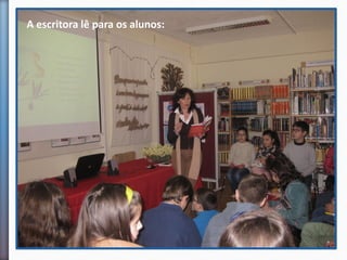 A escritora lê para os alunos:
 