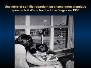 Une mère et son fils regardant un champignon atomique
après le test d’une bombe à Las Vegas en 1953

 
