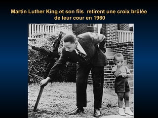 Martin Luther King et son fils retirent une croix brûlée
de leur cour en 1960

 