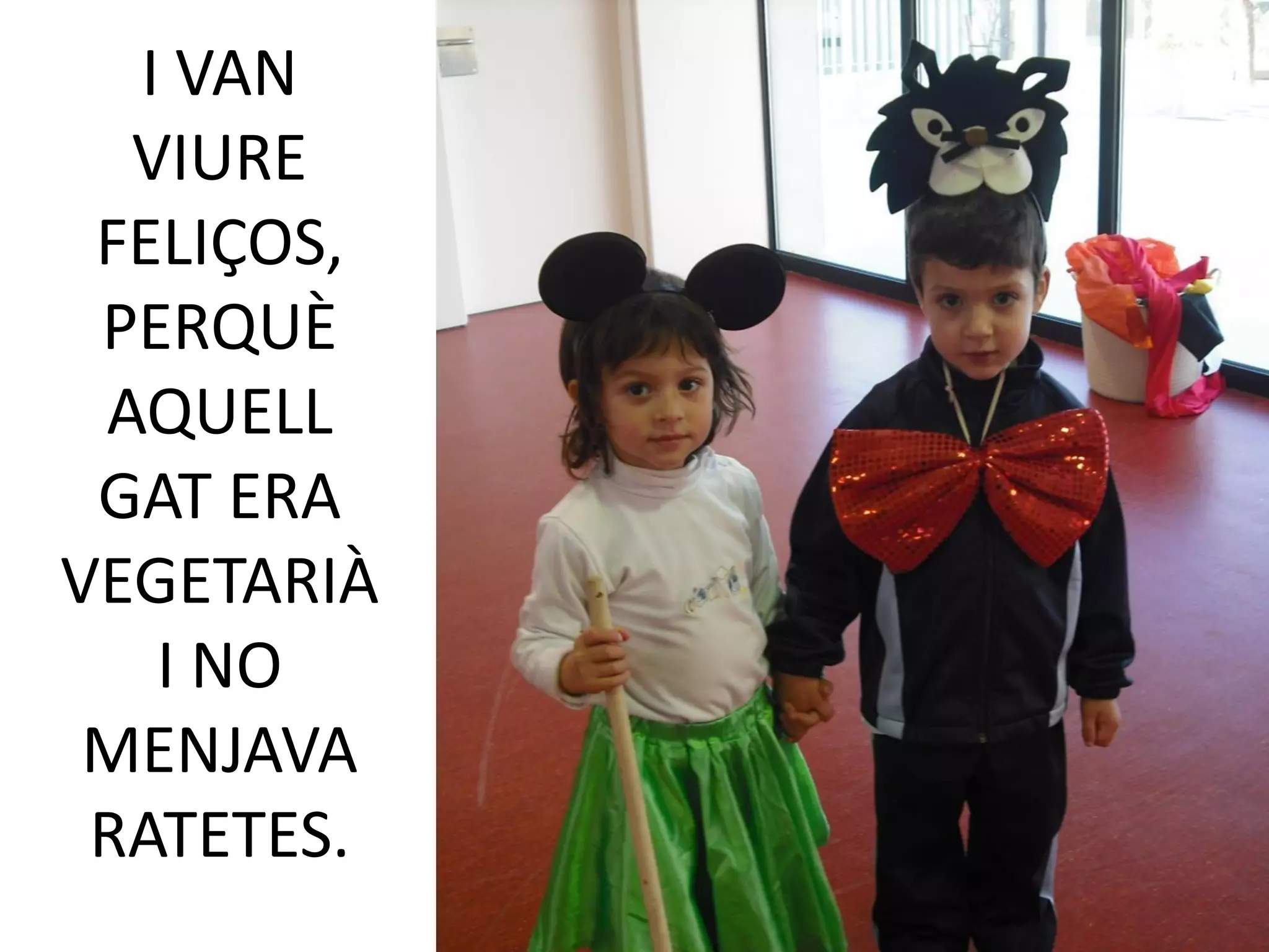 I VAN
  VIURE
 FELIÇOS,
 PERQUÈ
 AQUELL
 GAT ERA
VEGETARIÀ
   I NO
 MENJAVA
 RATETES.
 