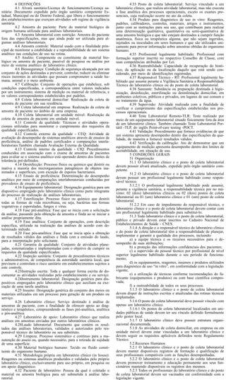 Nº 198, sexta-feira, 14 de outubro de 2005
Art. 4º As empresas que não cumprirem o prazo aqui estabelecido para regularização de seu produto no mercado, referido no
Art. 1° desta Resolução, ficarão com os mesmos em situação de
irregularidade e proibidos para comercialização.
Art.5º Todas as manifestações anteriores quanto ao enquadramento sanitário do reagente LAL tornam-se sem efeito.
Art 6º Esta Resolução entrará em vigor na data de sua publicação.
FRANKLIN RUBINSTEIN
<!ID950124-1>

RESOLUÇÃO-RDC Nº 302, DE 13 DE OUTUBRO DE 2005
Dispõe sobre Regulamento Técnico para
funcionamento de Laboratórios Clínicos.

A Diretoria Colegiada da Agência Nacional de Vigilância
Sanitária, no uso da atribuição que lhe confere o art.11, inciso IV, do
Regulamento da ANVISA aprovado pelo Decreto 3.029, de 16 de
abril de 1999, c/c o § 1º do art.111 do Regimento Interno aprovado
pela Portaria nº 593, de 25 de agosto de 2000, republicada no DOU
de 22 de dezembro de 2000, em reunião realizada em 10 de outubro
de 2005;
considerando as disposições constitucionais e a Lei Federal
nº 8080 de 19 de setembro de 1990 que trata das condições para a
promoção, proteção e recuperação da saúde, como direito fundamental do ser humano;
considerando a necessidade de normalização do funcionamento do Laboratório Clínico e Posto de Coleta Laboratorial;
considerando a relevância da qualidade dos exames laboratoriais para apoio ao diagnóstico eficaz, adota a seguinte Resolução
da Diretoria Colegiada e eu, Diretor-Presidente substituto, determino
a sua publicação:
Art. 1º Aprovar o Regulamento Técnico para funcionamento
dos serviços que realizam atividades laboratoriais, tais como Laboratório Clinico, e Posto de Coleta Laboratorial, em anexo.
Art. 2º Estabelecer que a construção, reforma ou adaptação
na estrutura física do laboratório clínico e posto de coleta laboratorial
deve ser precedida de aprovação do projeto junto à autoridade sanitária local em conformidade com a RDC/ANVISA nº. 50, de 21 de
fevereiro de 2002, e RDC/ANVISA nº. 189, de 18 de julho de 2003
suas atualizações ou instrumento legal que venha a substituí-las.
Art. 3º As Secretarias de Saúde Estaduais, Municipais e do
Distrito Federal devem implementar os procedimentos para adoção do
Regulamento Técnico estabelecido por esta RDC, podendo adotar
normas de caráter suplementar, com a finalidade de adequá-lo às
especificidades locais.
Art. 4º O descumprimento das determinações deste Regulamento Técnico constitui infração de natureza sanitária sujeitando o
infrator a processo e penalidades previstas na Lei nº. 6437, de 20 de
agosto de 1977, suas atualizações, ou instrumento legal que venha a
substituí-la, sem prejuízo das responsabilidades penal e civil cabíveis.
Art. 5º Esta Resolução entra em vigor na data de sua publicação.
FRANKLIN RUBINSTEIN
ANEXO
REGULAMENTO TÉCNICO PARA FUNCIONAMENTO
DE LABORATÓRIOS CLÍNICOS
1 HISTÓRICO
O Regulamento Técnico de Funcionamento do Laboratório
Clínico foi elaborado a partir de trabalho conjunto de técnicos da
ANVISA, com o Grupo de Trabalho instituído pela Portaria nº. 864,
de 30 de setembro 2003. Este Grupo de Trabalho foi composto por
técnicos da ANVISA, Secretaria de Atenção a Saúde (SAS/MS),
Secretaria de Vigilância a Saúde (SVS/MS), Vigilâncias Sanitárias
Estaduais, Laboratório de Saúde Pública, Sociedade Brasileira de
Patologia Clínica/Medicina Laboratorial, Sociedade Brasileira de
Análises Clínicas, Provedores de Ensaio de Proficiência e um Consultor Técnico com experiência na área.
A proposta de Regulamento Técnico elaborada pelo Grupo
de Trabalho foi publicada como Consulta Pública nº. 50 em 6 agosto
de 2004 e ficou aberta para receber sugestões por um prazo de 60
(sessenta) dias, os quais foram prorrogados por mais 30 (trinta)
dias.
As sugestões recebidas foram consolidadas pelos técnicos da
Gerência Geral de Tecnologia em Serviços de Saúde - GGTES/ANVISA, pelos componentes do Grupo de Trabalho juntamente com o
Consultor. Após discussões, as sugestões pertinentes foram incorporadas ao texto do Regulamento Técnico, sendo produzido o documento final consensual sobre o assunto.
O presente documento é o resultado das discussões que definiram os requisitos necessários ao funcionamento do Laboratório
Clínico e Posto de Coleta Laboratorial.
2 OBJETIVO
Definir os requisitos para o funcionamento dos laboratórios
clínicos e postos de coleta laboratorial públicos ou privados que
realizam atividades na área de análises clínicas, patologia clínica e
citologia.
3 ABRANGÊNCIA
Esta Resolução de Diretoria Colegiada é aplicável a todos os
serviços públicos ou privados, que realizam atividades laboratoriais
na área de análises clínicas, patologia clínica e citologia.

1
4 DEFINIÇÕES
4.1 Alvará sanitário/Licença de funcionamento/Licença sanitária: Documento expedido pelo órgão sanitário competente Estadual, Municipal ou do Distrito Federal, que libera o funcionamento
dos estabelecimentos que exerçam atividades sob regime de vigilância
sanitária.
4.2 Amostra do paciente: Parte do material biológico de
origem humana utilizada para análises laboratoriais.
4.3 Amostra laboratorial com restrição: Amostra do paciente
fora das especificações, mas que ainda pode ser utilizada para algumas análises laboratoriais.
4.4 Amostra controle: Material usado com a finalidade principal de monitorar a estabilidade e a reprodutibilidade de um sistema
analítico nas condições de uso na rotina.
4.5 Analito: Componente ou constituinte de material biológico ou amostra de paciente, passível de pesquisa ou análise por
meio de sistema analítico de laboratório clínico.
4.6 Biossegurança: Condição de segurança alcançada por um
conjunto de ações destinadas a prevenir, controlar, reduzir ou eliminar
riscos inerentes às atividades que possam comprometer a saúde humana, animal e o meio ambiente.
4.7 Calibração: Conjunto de operações que estabelece, sob
condições especificadas, a correspondência entre valores indicados
por um instrumento, sistema de medição ou material de referência, e
os valores correspondentes estabelecidos por padrões.
4.8 Coleta laboratorial domiciliar: Realização da coleta de
amostra de paciente em sua residência.
4.9 Coleta laboratorial em empresa: Realização da coleta de
amostra de paciente no âmbito de uma empresa.
4.10 Coleta laboratorial em unidade móvel: Realização da
coleta de amostra de paciente em unidade móvel.
4.11 Controle da qualidade: Técnicas e atividades operacionais utilizadas para monitorar o cumprimento dos requisitos da
qualidade especificados.
4.12 Controle externo da qualidade - CEQ: Atividade de
avaliação do desempenho de sistemas analíticos através de ensaios de
proficiência, análise de padrões certificados e comparações interlaboratoriais.Também chamada Avaliação Externa da Qualidade.
4.13 Controle interno da qualidade - CIQ: Procedimentos
conduzidos em associação com o exame de amostras de pacientes
para avaliar se o sistema analítico está operando dentro dos limites de
tolerância pré-definidos.
4.14 Desinfecção: Processo físico ou químico que destrói ou
inativa a maioria dos microrganismos patogênicos de objetos inanimados e superfícies, com exceção de esporos bacterianos.
4.15 Ensaio de proficiência: Determinação do desempenho
analítico por meio de comparações interlaboratoriais conduzidas por
provedores de ensaio de proficiência.
4.16 Equipamento laboratorial: Designação genérica para um
dispositivo empregado pelo laboratório clínico como parte integrante
do processo de realização de análises laboratoriais.
4.17 Esterilização: Processo físico ou químico que destrói
todas as formas de vida microbiana, ou seja, bactérias nas formas
vegetativas e esporuladas, fungos e vírus.
4.18 Fase pré-analítica: Fase que se inicia com a solicitação
da análise, passando pela obtenção da amostra e finda ao se iniciar a
análise propriamente dita.
4.19 Fase analítica: Conjunto de operações, com descrição
especifica, utilizada na realização das análises de acordo com determinado método.
4.20 Fase pós-analítica: Fase que se inicia após a obtenção
de resultados válidos das análises e finda com a emissão do laudo,
para a interpretação pelo solicitante.
4.21 Garantia da qualidade: Conjunto de atividades planejadas, sistematizadas e implementadas com o objetivo de cumprir os
requisitos da qualidade especificados.
4.22 Inspeção sanitária: Conjunto de procedimentos técnicos
e administrativos, de competência da autoridade sanitária local, que
previnem e controlam o risco sanitário em estabelecimentos sujeitos a
este controle.
4.23Instrução escrita: Toda e qualquer forma escrita de documentar as atividades realizadas pelo estabelecimento e ou serviço.
4.24Instrumento laboratorial: Designação genérica para dispositivos empregados pelo laboratório clínico que auxiliam na execução de uma tarefa analítica.
4.25 Insumo: Designação genérica do conjunto dos meios ou
materiais utilizados em um processo para geração de um produto ou
serviço.
4.26 Laboratório clínico: Serviço destinado à análise de
amostras de paciente, com a finalidade de oferecer apoio ao diagnóstico e terapêutico, compreendendo as fases pré-analítica, analítica
e pós-analítica.
4.27 Laboratório de apoio: Laboratório clínico que realiza
análises em amostras enviadas por outros laboratórios clínicos.
4.28Laudo laboratorial: Documento que contém os resultados das análises laboratoriais, validados e autorizados pelo responsável técnico do laboratório ou seu substituto.
4.29 Limpeza: Processo sistemático e contínuo para a manutenção do asseio ou, quando necessário, para a retirada de sujidade
de uma superfície.
4.30 Material biológico humano: Tecido ou fluido constituinte do organismo humano.
4.31 Metodologia própria em laboratório clínico (in house):
Reagentes ou sistemas analíticos produzidos e validados pelo próprio
laboratório clínico, exclusivamente para uso próprio, em pesquisa ou
em apoio diagnóstico.
4.32 Paciente de laboratório: Pessoa da qual é coletado o
material ou amostra biológica para ser submetida à análise laboratorial.

ISSN 1677-7042

33

4.33 Posto de coleta laboratorial: Serviço vinculado a um
laboratório clínico, que realiza atividade laboratorial, mas não executa
a fase analítica dos processos operacionais, exceto os exames presenciais, cuja realização ocorre no ato da coleta.
4.34 Produto para diagnóstico de uso in vitro: Reagentes,
padrões, calibradores, controles, materiais, artigos e instrumentos,
junto com as instruções para seu uso, que contribuem para realizar
uma determinação qualitativa, quantitativa ou semi-quantitativa de
uma amostra biológica e que não estejam destinados a cumprir função
anatômica, física ou terapêutica alguma, que não sejam ingeridos,
injetados ou inoculados em seres humanos e que são utilizados unicamente para provar informação sobre amostras obtidas do organismo
humano.
4.35 Profissional legalmente habilitado: Profissional com
formação superior inscrito no respectivo Conselho de Classe, com
suas competências atribuídas por Lei.
4.36 Rastreabilidade: Capacidade de recuperação do histórico, da aplicação ou da localização daquilo que está sendo considerado, por meio de identificações registradas.
4.37 Responsável Técnico - RT: Profissional legalmente habilitado que assume perante a Vigilância Sanitária a Responsabilidade
Técnica do laboratório clínico ou do posto de coleta laboratorial.
4.38 Saneante: Substância ou preparação destinada à higienização, desinfecção, esterilização ou desinfestação domiciliar, em
ambientes coletivos, públicos e privados, em lugares de uso comum e
no tratamento da água.
4.39 Supervisão: Atividade realizada com a finalidade de
verificar o cumprimento das especificações estabelecidas nos processos operacionais.
4.40 Teste Laboratorial Remoto-TLR: Teste realizado por
meio de um equipamento laboratorial situado fisicamente fora da área
de um laboratório clínico. Também chamado Teste Laboratorial Portátil -TLP, do inglês Point-of-care testing -POCT.
4.41 Validação: Procedimento que fornece evidências de que
um sistema apresenta desempenho dentro das especificações da qualidade, de maneira a fornecer resultados válidos.
4.42 Verificação da calibração: Ato de demonstrar que um
equipamento de medição apresenta desempenho dentro dos limites de
aceitabilidade, em situação de uso.
5 CONDIÇÕES GERAIS
51 Organização
51.1 O laboratório clínico e o posto de coleta laboratorial
devem possuir alvará atualizado, expedido pelo órgão sanitário competente.
51.2 O laboratório clínico e o posto de coleta laboratorial
devem possuir um profissional legalmente habilitado como responsável técnico.
5.1.2.1 O profissional legalmente habilitado pode assumir,
perante a vigilância sanitária, a responsabilidade técnica por no máximo: 02 (dois) laboratórios clínicos ou 02 (dois) postos de coleta
laboratorial ou 01 (um) laboratório clínico e 01 (um) posto de coleta
laboratorial.
51.2.2 Em caso de impedimento do responsável técnico, o
laboratório clínico e o posto de coleta laboratorial devem contar com
um profissional legalmente habilitado para substituí-lo.
51.3 Todo laboratório clínico e o posto de coleta laboratorial,
público e privado devem estar inscritos no Cadastro Nacional de
Estabelecimentos de Saúde - CNES.
5.1.4 A direção e o responsável técnico do laboratório clínico
e do posto de coleta laboratorial têm a responsabilidade de planejar,
implementar e garantir a qualidade dos processos, incluindo:
a) a equipe técnica e os recursos necessários para o desempenho de suas atribuições;
b) a proteção das informações confidenciais dos pacientes;
c) a supervisão do pessoal técnico por profissional de nível
superior legalmente habilitado durante o seu período de funcionamento;
d) os equipamentos, reagentes, insumos e produtos utilizados
para diagnóstico de uso “in vitro”, em conformidade com a legislação
vigente;
e) a utilização de técnicas conforme recomendações do fabricante (equipamentos e produtos) ou com base científica comprovada;
f) a rastreabilidade de todos os seus processos.
5.1.5 O laboratório clínico e o posto de coleta laboratorial
devem dispor de instruções escritas e atualizadas das rotinas técnicas
implantadas.
5.1.6 O posto de coleta laboratorial deve possuir vínculo com
apenas um laboratório clínico.
5.1.6.1 Os postos de coleta laboratorial localizados em unidades públicas de saúde devem ter seu vínculo definido formalmente
pelo gestor local.
5.1.7 O laboratório clínico deve possuir estrutura organizacional documentada.
5.1.8 As atividades de coleta domiciliar, em empresa ou em
unidade móvel devem estar vinculadas a um laboratório clínico e
devem seguir os requisitos aplicáveis definidos neste Regulamento
Técnico.
5.2.Recursos Humanos
5.2.1 O laboratório clínico e o posto de coleta laboratorial
devem manter disponíveis registros de formação e qualificação de
seus profissionais compatíveis com as funções desempenhadas.
5.2.2 O laboratório clínico e o posto de coleta laboratorial
devem promover treinamento e educação permanente aos seus funcionários mantendo disponíveis os registros dos mesmos.
5.2.3 Todos os profissionais do laboratório clínico e do posto
de coleta laboratorial devem ser vacinados em conformidade com a
legislação vigente.

 