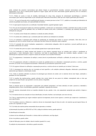 ainda, avaliação dos caracteres macroscópicos para plantas íntegras ou grosseiramente rasuradas; caracteres microscópicos para materiais
fragmentados ou pó. Para as matérias-primas líquidas de origem vegetal, além dos testes mencionados (quando aplicáveis), deve ser realizada a
determinação da densidade.
7.3.13.1. Podem ser aceitos os testes de umidade, determinação de cinzas totais, pesquisas de contaminação microbiológica e caracteres
microscópicos para materiais fragmentados ou pós realizados pelos fabricantes/fornecedores, desde que estes estejam qualificados pela farmácia.
7.3.13.1.1. No caso do fornecedor não ser qualificado pela farmácia, os ensaios previstos no item 7.3.13.1. poderão ser executados por laboratórios de
controle de qualidade terceirizados, sob responsabilidade da farmácia.
7.3.14. A reprovação de insumos deve ser notificada à Autoridade Sanitária, segundo legislação vigente.
7.3.15. Em caso de terceirização de análises de controle de qualidade, o contrato deve ser mutuamente acordado e controlado entre as partes, de modo
a evitar equívocos na análise de qualidade. Deve ser firmado um contrato escrito entre o contratante e o contratado, que estabeleça claramente as
atribuições de cada parte.
7.3.15.1. O contrato escrito firmado deve estabelecer os métodos de análise utilizados.
7.3.15.2. O contrato deve estabelecer que o contratante pode fazer auditoria nas instalações do contratado.
7.3.15.3. O contratante é responsável pela avaliação da qualificação do contratado para realizar os serviços contratados. Além disso, deve ser
assegurado, por meio do contrato firmado, que os princípios das Boas Práticas de Laboratório sejam cumpridos.
7.3.15.4. O contratado deve possuir instalações, equipamentos e conhecimentos adequados, além de experiência e pessoal qualificado para as
atividades estabelecidas em contrato.
7.3.15.5. O contrato deve prever as ações a serem adotadas quando houver reprovação do material.
7.3.16. Os Certificados de Análise emitidos pela farmácia ou por empresa contratada devem ser avaliados para verificar o atendimento às
especificações e conter informações claras e conclusivas, com todas as especificações, definição dos resultados; datados, assinados e com
identificação do responsável técnico e respectivo número de inscrição no seu Conselho Profissional.
7.3.17. Os equipamentos e instrumentos de medição e ensaios devem ser periodicamente verificados e calibrados, de acordo com o item 5.2 deste
Anexo.
7.3.18. Os equipamentos utilizados no laboratório de controle de qualidade devem ser submetidos à manutenção preventiva e corretiva, quando
necessário, de acordo com um programa documentado e obedecendo aos procedimentos operacionais escritos.
7.3.19. Os registros referentes às calibrações e manutenções preventivas e corretivas devem ser mantidos por no mínimo 2 (dois) anos.
7.3.20. A amostragem dos materiais deve ser executada em local específico e sob condições ambientais adequadas, obedecendo a procedimentos
operacionais que impeçam a contaminação cruzada.
7.3.21. Todos os utensílios utilizados no processo de amostragem que entrarem em contato com os materiais devem estar limpos, sanitizados e
guardados em locais apropriados.
7.3.22 A reanálise das matérias-primas, quando realizada, deve ocorrer dentro de seus prazos de validade, contemplando todos os itens que
comprovem sua especificação e que garantem o seu teor, pureza e integridade.
7.4. Armazenamento.
Todos os materiais devem ser armazenados e manuseados sob condições apropriadas e de forma ordenada, de modo a preservar a identidade e
integridade química, física e microbiológica, garantindo a qualidade e segurança dos mesmos.
7.4.1. Os materiais armazenados devem ser mantidos afastados do piso, paredes e teto, com espaçamento apropriado para permitir a limpeza e
inspeção.
7.4.2. Os materiais devem ser estocados em locais identificados, de modo a facilitar a sua localização, sem riscos de troca.
7.4.3. Para as matérias-primas que exigem condições especiais de temperatura, devem existir registros e controles que comprovem o atendimento a
essas especificações.
7.4.4. Os produtos corrosivos, inflamáveis e explosivos devem ser armazenados longe de fontes de calor e de materiais que provoquem faíscas, de
acordo com a legislação em vigor.
7.4.5. Os rótulos das matérias-primas armazenadas devem apresentar, no mínimo:
a) denominação do produto (em DCB, DCI ou CAS) e código de referência interno, quando aplicável;
b) identificação do fornecedor;
c) número do lote atribuído pelo fornecedor e o número dado no recebimento, caso haja algum;
d) teor e/ou potência, quando couber;
e) data de fabricação, prazo de validade e data de reanálise (quando for o caso);
f) condições de armazenamento e advertência, quando necessário;
 