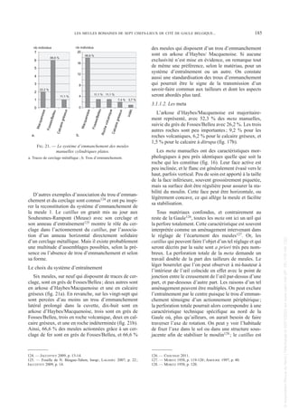 D’autres exemples d’association du trou d’emman-
chement et du cerclage sont connus124 et ont pu inspi-
rer la reconstitution du système d’emmanchement de
la meule 1. Le catillus en granit mis au jour aux
Souhesmes-Rampont (Meuse) avec son cerclage et
son anneau d’entraînement125 montre le rôle du cer-
clage dans l’actionnement du catillus, par l’associa-
tion d’un anneau horizontal directement solidaire
d’un cerclage métallique. Mais il existe probablement
une multitude d’assemblages possibles, selon la pré-
sence ou l’absence de trou d’emmanchement et selon
sa forme.
Le choix du système d’entraînement
Six meules, sur neuf qui disposent de traces de cer-
clage, sont en grès de Fosses/Belleu; deux autres sont
en arkose d’Haybes/Macquenoise et une en calcaire
gréseux (fig. 21a). En revanche, sur les vingt-sept qui
sont percées d’au moins un trou d’emmanchement
latéral prolongé dans la cuvette, dix-huit sont en
arkose d’Haybes/Macquenoise, trois sont en grès de
Fosses/Belleu, trois en roche volcanique, deux en cal-
caire gréseux, et une en roche indéterminée (fig. 21b).
Ainsi, 66,6 % des meules actionnées grâce à un cer-
clage de fer sont en grès de Fosses/Belleu, et 66,6 %
des meules qui disposent d’un trou d’emmanchement
sont en arkose d’Haybes/ Macquenoise. Si aucune
exclusivité n’est mise en évidence, on remarque tout
de même une préférence, selon le matériau, pour un
système d’entraînement ou un autre. On constate
aussi une standardisation des trous d’emmanchement
qui pourrait être le signe de la transmission d’un
savoir-faire commun aux tailleurs et dont les aspects
seront abordés plus tard.
3.1.1.2. Les meta
L’arkose d’Haybes/Macquenoise est majoritaire-
ment représenté, avec 52,3 % des meta manuelles,
suivie du grès de Fosses/Belleu avec 26,2 %. Les trois
autres roches sont peu importantes; 9,2 % pour les
roches volcaniques, 6,2 % pour le calcaire gréseux, et
1,5 % pour le calcaire à ditrupa (fig. 17b).
Les meta manuelles ont des caractéristiques mor-
phologiques à peu près identiques quelle que soit la
roche qui les constitue (fig. 16). Leur face active est
peu inclinée, et le flanc est généralement évasé vers le
haut, parfois vertical. Peu de soin est apporté à la taille
de la face inférieure, souvent grossièrement piquetée,
mais sa surface doit être régulière pour assurer la sta-
bilité du moulin. Cette face peut être horizontale, ou
légèrement concave, ce qui allège la meule et facilite
sa stabilisation.
Tous matériaux confondus, et contrairement au
reste de la Gaule126, toutes les meta ont ici un œil qui
la perfore totalement. Cette caractéristique est souvent
interprétée comme un aménagement intervenant dans
le réglage de l’écartement des meules127. Or, les
catillus qui peuvent faire l’objet d’un tel réglage et qui
seront décrits par la suite sont a priori très peu nom-
breux. La perforation totale de la meta demande un
travail double de la part des tailleurs de meules. Le
léger bourrelet que l’on peut observer à mi-hauteur à
l’intérieur de l’œil coïncide en effet avec le point de
jonction entre le creusement de l’œil par-dessus d’une
part, et par-dessous d’autre part. Les raisons d’un tel
aménagement peuvent être multiples. On peut exclure
l’entraînement par le centre puisque le trou d’emman-
chement témoigne d’un actionnement périphérique;
la perforation totale pourrait alors correspondre à une
caractéristique technique spécifique au nord de la
Gaule où, plus qu’ailleurs, on aurait besoin de faire
traverser l’axe de rotation. On peut y voir l’habitude
de fixer l’axe dans le sol ou dans une structure sous-
jacente afin de stabiliser le moulin128 ; le catillus est
124. — JACCOTTEY 2009, p. 13-14.
125. — Fouille de N. Béague-Tahon, Inrap; LAGADEC 2007, p. 22;
JACCOTTEY 2009, p. 14.
126. — CHAUSSAT 2011.
127. — MORITZ 1958, p. 119-120; AMOURIC 1997, p. 40.
128. — MORITZ 1958, p. 120.
LES MEULES ROMAINES DE SEPT CHEFS-LIEUX DE CITÉ DE GAULE BELGIQUE... 185
0
1
2
3
4
5
6
7
M
a
c
q
u
e
n
o
i
s
e
22,2 %
66,6 %
11,1 %
nb individus
0
4
8
12
16
20
3,7 %
7,4 %
11,1 %
11,1 %
66,6 %
nb individus
F
o
s
s
e
s
/
B
e
l
l
e
u
C
a
l
c
a
ir
e
g
r
é
s
e
u
x
in
d
é
t
.
C
a
l
c
a
ir
e
g
r
é
s
e
u
x
R
o
c
h
e
v
o
l
c
a
n
iq
u
e
F
o
s
s
e
s
/
B
e
l
l
e
u
M
a
c
q
u
e
n
o
i
s
e
a. b.
FIG. 21. — Le système d’emmanchement des meules
manuelles cylindriques plates.
a. Traces de cerclage métallique ; b. Trou d’emmanchement.
Picavet 22/05/12 11:02 Page 185
©
Association
Revue
du
Nord
|
Téléchargé
le
03/01/2023
sur
www.cairn.info
(IP:
181.176.148.132)
©
Association
Revue
du
Nord
|
Téléchargé
le
03/01/2023
sur
www.cairn.info
(IP:
181.176.148.132)
 