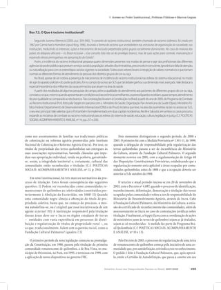Relatório Anual das Desigualdades Raciais no Brasil, 2007-2008 153
7. Acesso ao Poder Institucional, Políticas Públicas e Marcos Legais
como nos assentamentos de famílias nas tradicionais políticas
de colonização ou reforma agrária promovidas pelo Instituto
Nacional de Colonização e Reforma Agrária (Incra). Por isso, os
títulos de propriedade das terras quilombolas são entregues às
suas associações representativas, havendo cláusulas que impe-
dem sua apropriação individual, venda ou penhora, garantindo-
se, assim, a integridade territorial e, certamente, cultural das
comunidades então reconhecidas e tituladas (C.f. POLÍTICAS
SOCIAIS: ACOMPANHAMENTO E ANÁLISE, nº 13, p. 294).
Em nível institucional, há três marcos normativos do pro-
cesso de titulação. Estes foram conseqüência das seguintes
questões: I) Podem ser reconhecidas como comunidades re-
manescentes de quilombos as coletividades constituídas pos-
teriormente à Abolição da Escravidão, em 1888? II) Quando
uma comunidade negra almeja a obtenção do título de pro-
priedade coletiva, basta que, no começo do processo, a mes-
ma autodefina-se, ou é exigível que essa iniciativa seja de um
agente externo? III) A instituição responsável pela titulação
dessas áreas deve ser o Incra ou órgãos estaduais de terras
– entidades com vasta experiência em processos de distri-
buição e regularização de títulos de propriedade rural –, ou
as que, tradicionalmente, lidam com a questão racial, como a
Fundação Cultural Palmares? (quadro 7.3)
O primeiro período da nova legislação começou na promulga-
ção da Constituição, em 1988, passou pela titulação da primeira
comunidade remanescente de quilombos, a de Boa Vista, no mu-
nicípio de Oriximiná, no Pará, em 1995, e terminou em 1999, com
a aplicação de novos dispositivos no governo FHC.
Dois momentos distinguiram o segundo período, de 2000 a
2003. O primeiro foi com a Medida Provisória nº 1.911-11, de 1999,
quando a delegação de responsabilidade pela regularização das
terras quilombolas passou a ser de incumbência do Ministério
da Cultura, através da Fundação Cultural Palmares. O segundo
momento ocorreu em 2001, com a regulamentação do Artigo 68
das Disposições Constitucionais Provisórias, estabelecendo que a
regularização somente seria aplicável a áreas ocupadas por comu-
nidades quilombolas antes de 1888 e que a ocupação deveria ser
anterior a 5 de outubro de 1988.
O terceiro e atual período iniciou-se em 20 de novembro de
2003, com o Decreto nº 4.887, quando o processo de identificação,
reconhecimento, delimitação, demarcação e titulação das terras
ocupadas pelas comunidades voltou a ser de responsabilidade do
Ministério do Desenvolvimento Agrário, através do Incra. Cabe
à Fundação Cultural Palmares, do Ministério da Cultura, a emis-
são do certificado de reconhecimento das comunidades, além de
assessoramento ao Incra no caso de contestações jurídicas sobre
titulação. Finalmente, a Seppir ficou com a coordenação de ações
de ministérios junto às terras de quilombos sejam as já tituladas,
sejam as só reconhecidas . A medida faz parte do Programa Bra-
sil Quilombola (C.f. POLÍTICAS SOCIAIS, ACOMPANHAMENTO
E ANÁLISE, nº 10 e 13).
Pelo Decreto de 2003, o processo de regularização de uma terra
de remanescentes de quilombos começa pela iniciativa de uma co-
munidade que, por autodefinição, reivindica essereconhecimento.
O pedido é feito à Fundação Cultural Palmares, que, após aprová-
lo, emite a Certidão de Autodefinição, que passa a constar em seu
Box 7.2. O Que é racismo institucional?
Segundo Jurema Werneck (2005, p.p. 339-340), “o conceito de racismo institucional, também chamado de racismo sistêmico, foi criado em
1967, por Carmichael e Hamilton (apud King, 1996). Assinala a forma de racismo que se estabelece nas estruturas de organização da sociedade, nas
instituições, traduzindo os interesses, ações e mecanismos de exclusão perpetrados pelos grupos racialmente dominantes. No caso da maioria dos
países da diáspora africana – no Brasil inclusive -, esse conceito fala não só do privilégio branco, mas de suas ações para controle, manutenção e
expansão dessas prerrogativas via apropriação do Estado”.
Assim, a incidência do racismo institucional perpassa quatro dimensões presentes nos modos de pensar e agir dos profissionais das diferentes
agênciasdopoderpúblicoqueprestamserviçossociaisàpopulação:atitudesdiscriminatórias,preconceitoinconsciente,ignorânciaefaltadeatenção,
ounaturalizaçãoparacomosestereótiposracistasvigentesnasociedade.Todosessesvetoreslevamàintrojeçãodevaloresnormativosequetornam
normaisasdiferentesformasdeatendimentoàspessoasdosdistintosgruposdecorouraça.
No Brasil, apesar de ser notória a presença de mecanismos de incidência do racismo institucional nas esferas do sistema educacional, no modo
deagirdoaparatopolicialedopoderjudiciário,foinocampodoacessoaoSUSquetaldebateganhousuadimensãomaisavançada.Valedestacara
especialimportânciadosmilitantesdacausaanti-racistaqueatuamnaáreadasaúde.
A partir dos resultados de algumas pesquisas de campo, sobre a qualidade do atendimento aos pacientes de diferentes grupos de cor ou raça,
constatou-seque,mesmoquandoapresentavamcondiçõessocioeconômicassemelhantes,ospretos&pardosrecebiam,quasesempre,atendimento
depiorqualidadesecomparadoaodosbrancos.TaisconstataçõeslevaramàConstituiçãonoBrasil,apartirdoanode2005,doProgramadeCombate
aoRacismoInstitucional(Pcri),feitopelaSeppiremparceriacomo MinistériodaSaúde,OrganizaçãoPan-AmericanadaSaúde(Opas),MinistérioPú-
blicoFederal,DepartamentodeDesenvolvimentoInternacional(Dfid)edoPnud;iniciativaqueteve,naáreadasassimetriasraciaisnoacessoaoSUS,
oseueixoprincipal.ValesalientarqueoPcritambémfoiimplementadoemduascapitaisnordestinas,RecifeeSalvador,emambososcasosprocurou
expandir as iniciativas de combate ao racismo institucional para as esferas do sistema de saúde, educação, cultura, legislação e justiça (C.f. POLÍTICAS
SOCIAIS:ACOMPANHAMENTOEANÁLISE,nº14,p.p.217e218).
 