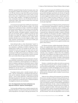 Relatório Anual das Desigualdades Raciais no Brasil, 2007-2008 169
7. Acesso ao Poder Institucional, Políticas Públicas e Marcos Legais
(PDT-RJ), responsável inclusão da prática do racismo como crime
na Constituição. Também é de sua autoria a lei 7.716, de 5 de janei-
ro de 1989, que relaciona os tipos deste delito penal e prevê penas
mais duras contra os autores de crimes racistas. Assim, a Lei Caó4
previu crimes como o impedimento ao acesso de pessoas negras
em escolas, clubes, empregos e a divulgação de pensamentos ra-
cistas, aumentando a pena nos casos de utilização dos meios de
comunicação. Impôs, ainda, penas de reclusão mais severas para
quem praticar atos racistas.
A Lei Caó passou por importantes modificações através da Lei
9.459, de 13 de maio de 1997, que alterou os artigos 1º, 20 e 140 do
Código Penal. As alterações ao artigo 1º consistiram na ampliação
do tipo penal, adicionando ao crime de racismo os atos motivados
por questões étnicas, religiosas ou de procedência nacional. No
artigo 20 foi incluído, no parágrafo segundo, o aumento da pena
para casos de incitação, prática ou indução de racismo por meio
da mídia. Já no artigo 1405
, ampliou-se a qualificação do crime
de injúria, na hipótese de, na promoção do ato, o agente utilizar
elementos referentes à raça, cor, etnia, religião ou origem. A pena,
então, aumentou: de detenção de um a seis meses ou multa, para
reclusão de um a três anos e multa.
Como derivação todos os crimes denominados “raciais” es-
tão fora do alcance dos crimes de pequeno potencial ofensivo,
cuja competência é atribuída aos Juizados de Pequenas Causas,
regulada pela Lei 9.099, de 27 de setembro de 1995. Assim, o pro-
cessamento das ações penais de natureza racial ocorre nas varas
criminais. As alterações produzidas no Código Penal, desde a
Constituição de 1988, partiram do desejo de considerar o racismo
algo de alto repúdio pela sociedade brasileira, punível com penas
duras e processadas diante do espaço jurídico mais formal.
A mudança da classificação do ato de racismo para crime pro-
vocou profundas transformações na apreciação deste tipo de de-
manda. A sociedade deu a devida importância ao ato delituoso e,
através da mudança registrada na Constituição, passou a cobrar,
ativamente, o respeito às vítimas de discriminação racial no Bra-
sil. Essa mudança de postura pode ser comprovada pela maior vi-
sibilidade dos casos de racismo e a correspondente apresentação
de queixas por parte dos que os sofrem.
De qualquer maneira, posto o conteúdo normativo sobre ra-
cismo – pela sua criminalização e conseqüentes tipos penais pre-
vistos nas leis ordinárias, abordados sucintamente na subseção
anterior –, torna-se muito importante o conhecimento do grau de
efetividade da própria lei. Esta seção trata, portanto, de uma ten-
tativa de qualificação do modo pelo qual os Tribunais brasileiros
vêm julgando esse tipo de caso recentemente.
7.5.2. Os Julgamentos dos Casos de Racismo em
Segunda Instância: aspectos metodológicos
Um dos grandes problemas para o estudo da atuação do siste-
majurídicobrasileiroéacrônicaausênciadebasesdeinformações
sobre jurisprudências. Para superar, ainda que parcialmente, esse
problema, a equipe de pesquisa do LAESER desenvolveu um banco
de dados próprio, chamado Júris. Esta ferramenta foi construída
para permitir abordagens quantitativas das decisões de Segunda
Instância dos Tribunais de Justiça, de todo o país, frente aos casos
de racismo julgados na Instância anterior e enviados àquela atra-
vés de recurso. O objetivo do banco de dados foi o de cruzar as
decisões de primeira e segunda instância, analisando a conclusão
dos casos de racismo quanto ao número de vencedores e perdedo-
res das ações impetradas.
A maioria dos portais de Tribunais de Justiça do Brasil possui
um ícone denominado “Jurisprudência”: espaço livre de pesquisa
que, através de palavras ou expressões, acessa o conteúdo e as de-
cisões referentes ao termo utilizado. Baseando-se na possibilidade
das informações serem encontradas, foram estabelecidas palavras
e expressões para a obtenção dos acórdãos. As palavras utilizadas
foram: I) Racismo; II) Preconceito; III) Injúria. Também foram
pesquisadas as expressões: IV) Discriminação racial; V) Precon-
ceito racial; VI) Injúria racial. Inicialmente, utilizou-se a palavra
“discriminação”, mas somente com a expressão “discriminação
racial” foi possível encontrar as decisões dos tribunais sobre os
recursos da matéria em estudo. Por isso, aquela foi excluída como
palavra-chave da busca.
Os Tribunais de Justiça, também denominados Tribunais Es-
taduais, têm regulamentação básica estabelecida pela Constitui-
ção Federal e detalhada pelas respectivas Constituições Estaduais
e pelo próprio Regimento Interno. Eles são competentes para apre-
ciar demandas comuns e as não regulamentadas para foros espe-
cializados, como a trabalhista e a federal. Para o foro trabalhista,
são enviados os fatos litigiosos com origem em uma relação de tra-
balho. Para o foro federal, a Constituição estabelece, em seu art.
109, competência dos juízes federais vinculados, ordinariamente
à matéria, para o julgamento de fatos nos quais versem o interesse
da União ou da pessoa, em que a União é parte do processo.
Portanto, o conteúdo desta análise está restrito aos processos
em que foram partes pessoas comuns, seja física ou jurídica – no
caso desta última, quando pública –, que estejam vinculadas às es-
feras municipal ou estadual. Na linguagem processual, diz-se que
a competência da justiça comum é residual, pois, se não houver
regulamentação específica para que a justiça especializada com-
petente processe a demanda, caberá à estadual o exercício do po-
der jurisdicional.
Tendo em vista os objetivos do levantamento, foi, inicialmente,
feito um teste com todos os Tribunais de Justiça do Brasil, para ob-
ter o máximo possível de informações, através das palavras-chave
estabelecidas, na janela “Jurisprudência/Pesquisa”. Analisados os
vinte e sete tribunais, percebeu-se uma grande heterogeneidade na
obtenção de informações. De fato, o acesso às informações foi o
primeiro desafio encontrado. Cada portal possui um sistema dis-
tinto para a aquisição de dados. Assim, para cada um deles, era
necessário aprender a utilizar a ferramenta disponibilizada. A he-
terogeneidade dos portais não se limita apenas à forma de utiliza-
ção da ferramenta. Nem todo sítio disponibiliza acesso ao inteiro
 