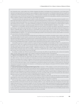 4. Desigualdades de Cor ou Raça no Acesso ao Sistema de Ensino




das corresponde, antes, a ações políticas dos conselhos colegiados das próprias universidades do que, propriamente, a uma iniciativa gover-
namental. A principal iniciativa do atual governo, para a ampliação do ingresso de estudantes nas Instituições Federais de Ensino Superior, foi
o Projeto de Lei 3.627/04, apensando ao Projeto de Lei nº 73/99, que propôs a instituição, nas universidades e instituições públicas de ensino
superior, de todo o país, do sistema de reserva de 50% das vagas para alunos provenientes de escolas públicas, adotando um percentual para
negros e indígenas, conforme os dados do IBGE para cada Unidade da Federação.
     Contudo, por pressão dos segmentos que se opõem às ações afirmativas nas universidades, este projeto encontra-se parado no Con-
gresso Nacional à espera de votação. Mais recentemente, o governo federal apresentou o Projeto de Lei nº 7.200/2006, que trata da reforma
universitária. Apesar deste projeto fazer uma menção inicial às cotas (que teriam prazo de dez anos para serem implementadas nas Institui-
ções Federais de Ensino Superior – com regras semelhantes ao Projeto de Lei 3.627/04), esta foi retirada em sua versão posterior e, apenas,
mencionada dentro dos princípios e diretrizes do projeto (POLÍTICAS SOCIAIS: ACOMPANHAMENTO E ANÁLISE. nº 13, p. 302).
     Infelizmente, as universidades e demais instituições públicas de ensino superior, que adotam tais políticas, não possuem mecanismos
que favoreçam a permanência dos beneficiados na instituição. Segundo documento publicado pelo próprio Instituto de Pesquisas Eco-
nômicas e Aplicadas (Ipea), em 2006, “são poucas as universidades que têm bolsas para ofertar, e as bolsas são, em geral, em pequeno
número. Apenas a Universidade Federal de São Paulo oferece, no curso de medicina, bolsas a todos os alunos cotistas” POLÍTICAS SOCIAIS:
ACOMPANHAMENTO E ANÁLISE. nº 13, p. 303). Na mesma publicação, também é mencionado que os alunos cotistas tendem a se inscrever
em cursos menos concorridos e prestigiados.
     Até os dias atuais, as principais ações desenvolvidas pelo governo federal, para os estudantes universitários negros, cotistas ou não cotistas,
de instituições públicas de ensino superior, acontecem por meio de ações localizadas, como, por exemplo, o Programa Integrado de Ações
Afirmativas Para Negros, resultante de uma parceria entre o Programa Nacional de Doenças Sexualmente Transmissíveis / Síndrome de Imuno-
deficiência Adquirida (DST/Aids), do Ministério da Saúde, e dez universidades públicas (com apoio do MEC e da Secretaria Especial de Políticas
de Promoção da Igualdade Racial; Seppir). O programa oferece 500 bolsas de estudo para alunos cotistas de todo o país.
     Outra política, que atuou no mesmo sentido, foi a criação do Programa Diversidade na Universidade, em 2002, e o seu desdobramento
institucional, em 2003, com a criação da Secretaria de Educação Continuada, Alfabetização Diversidade (Secad), vinculada à Secretaria de
Educação Superior (Sesu), do MEC. Entre as principais iniciativas do Secad está o Programa de Ações Afirmativas Para População Negra
nas Instituições Públicas de Ensino Superior (Uniafro) – realizado em parceria com a Sesu, visando o apoio aos Núcleos de Estudos Afro-
Brasileiros (Neab) localizados dentro das universidades, o que incluiu o LAESER-UFRJ. Até o começo de 2008, o Uniafro havia tido somente
duas versões: uma no ano de 2005 e outra no ano de 2006.
     Na verdade, as medidas mais efetivas do governo federal, na promoção das políticas de ação afirmativa, para o acesso dos estudantes
negros, de todo o Brasil, ao ensino superior, vêm se dando no âmbito das instituições privadas. As principais são:
✓ Programa Universidade Para Todos – Prouni. Criado em 2004 e, efetivamente, institucionalizado em 2005, fornece bolsas parciais
(para alunos com renda familiar per capita de até três salários mínimos) e integrais (para alunos com renda familiar per capita de até
um salário mínimo e meio) aos estudantes de renda baixa provenientes das escolas públicas. Necessariamente, parte das mesmas
deverá ser concedida a alunos negros e indígenas, de forma proporcional à participação destes contingentes nos respectivos Estados.
Segundo o Ipea, entre os anos de 2005 e 2006, cerca de 204 mil estudantes foram beneficiados por este programa, sendo que, destes,
63,2 mil (31% do total) eram negros. Como contrapartida às instituições privadas de ensino superior, o Prouni prevê um conjunto de
mecanismos de isenção de pagamento de impostos e contribuições por parte daquelas instituições (POLÍTICAS SOCIAIS: ACOMPA-
NHAMENTO E ANÁLISE. nº 13, p. 300);
✓ Fundo de Financiamento ao Estudante de Nível Superior (Fies). Instituído em 1999, estabelece uma linha de financiamento para es-
tudantes de nível superior que sejam pobres (mensurado por diversos indicadores pessoais e familiares), financiando, atualmente, até 50%
do valor das mensalidades. Ao contrário das bolsas do Prouni, esta modalidade exige, após a formatura, a restituição financeira aos cofres
público, além das salvaguardas, ao tomador do empréstimo, como fiador e renda mínima. A partir de 2004, os candidatos negros aos Fies
passaram a receber um bônus de 20% no índice de classificação. Com isso, entre 2004 e 2006, cerca de 36 mil estudantes afro-descendentes
obtiveram acesso ao Fundo (POLÍTICAS SOCIAIS: ACOMPANHAMENTO E ANÁLISE. nº 13, p. 300).
     Assim, pode-se observar que, as ações recentes do governo federal, na adoção de políticas de ação afirmativa para os estudantes negros
interessados em cursar o ensino superior, se deu de forma mais impetuosa e eficaz no interior das instituições privadas de ensino. Entre 2003 e
2006, pelo menos, quase 100 mil universitários afro-descendentes foram atendidos, ou pelo Prouni, ou pelo Fies.
     Por outro lado, parece evidente o caráter ainda tímido destas ações. Posto que, viabilizam, na maioria dos casos, o acesso dos jovens
afro-descendentes a instituições de ensino de menor prestígio acadêmico, o que, certamente, dará a este contingente uma menor capa-
cidade de alocação futura no mercado de trabalho. Isso sem mencionar o próprio caráter questionável das isenções fiscais dadas àquelas
instituições, que, na verdade, já vinham operando com razoável capacidade ociosa (C.f. POLÍTICAS SOCIAIS: ACOMPANHAMENTO E ANÁLISE.
nº 13, p. 298). Finalmente, não deixa de ser curiosa a constatação de que, ao contrário do que ocorre nas universidades públicas, praticamen-
te não se registraram controvérsias a respeito da adoção das ações afirmativas para afro-descendentes nas universidades privadas, ficando
a dúvida se isso não estaria ocorrendo pelo fato destas serem menos concorridas.




                                                                   Relatório Anual das Desigualdades Raciais no Brasil, 2007-2008                  83
 