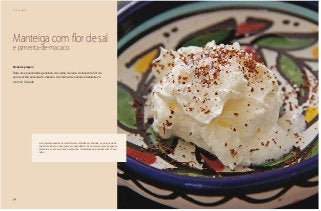 34
Café da Manhã
Manteiga com flor de sal
e pimenta-de-macaco
Modo de preparo
Bata uma quantidade generosa de creme de leite. Acrescente flor de
sal e polvilhe pimenta-de-macaco. A pimenta-de-macaco é bastante co-
mum no Cerrado.
As sementes usadas na receita foram colhidas em Brasília, no parque da Er-
mida Dom Bosco, onde cresce em abundância. É só deixar secar as pequenas
sementes e usar em doces e salgados. A combinação é perfeita com choco-
lates.
 