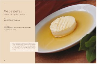 98
Domingo
Mel de abelhas
nativas com queijo canastra
•	 Fatias de queijo canastra
•	 Mel de abelha nativa (o quanto baste)
Modo de preparo
Sobre um prato, coloque uma fatia de queijo canastra e derrame sobre
ele mel de abelha nativa a gosto.
O queijo canastra faz parte do patrimônio imaterial de Minas Gerais. Seu sa-
bor, aroma e textura estão envolvidos pelos inesquecíveis perfumes da Serra
da Canastra, onde nasce o rio São Francisco. As abelhas nativas, usadas nes-
ta receita, vêm do Maranhão. Neste caso usamos o mel de limoeiro da abelha
tiúba, que frequenta uma árvore específica, o Mirim, e por isso a diversidade
de todo esse aroma.Como nos vinhos, estes dois ingrediente estão embebi-
dos no terroir.
 