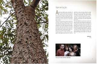 Apresentação
Aideia deste trabalho estava adormecida há
anos, e como uma semente de muitas das nos-
sas espécies nativas deixou-se entressachar
de um campo a outro até germinar graças à persistência
e, por que não dizer, ao estímulo de pessoas que ousam
se aventurar nos sabores, nas texturas e nos perfumes
de uma cozinha que tem o tamanho de um ecossistema
inteiro: o Cerrado.
Presentes em todas as etapas de produção, desde a fase
de pesquisa, elaboração, preparação de receitas e até
mesmo algumas incursões em quintais alheios, estavam
o fotógrafo Lula Lopes, Mel Portela, que cuidou da pes-
quisa deste livro, e da chef e especialista em tecnologia
de alimentos Tainá Zaneti. Desde então, tenho certeza
que a relação de cada um deles com essa parte do ter-
ritório brasileiro mudou. Foi assim também comigo. É im-
possível “provar” o Cerrado e não se surpreender.
Formada em gastronomia e fazendo mestrado em agro-
negócio, Tainá é especialmente otimista com o potencial
econômico do pequi, esse fruto símbolo dos sertões
gerais e mágico, conforme algumas culturas, mas des-
cobriu que um simples quintal, como o de dona Idalina,
em Pirenópolis, pode esconder um tesouro. Foi lá que
colhemos uma espécie de baunilha típica da região e –
quem diria! – o mangarito, um tubérculo saboroso, porém
ausente de nossas mesas e que muitos pesquisadores
julgam extinto.
Por mais que falássemos e escrevêssemos sobre essas
descobertas, dificilmente conseguiríamos traduzi-las em
imagens, somente possível graças à sensibilidade de
Lula Lopes e sua obstinada fascinação pelo detalhe. As
fotografias de Lula seguem dentro do livro um curso pró-
prio. Bastam em si. Some-se a isso a acuidade estética
de Mel Portela na disposição dos elementos, e de repen-
te receitas tão simples transfiguraram-se nas belíssimas
ilustrações que compõem este trabalho, como após uma
chuva de primavera, nos convidando a um passeio – um
pequeníssimo passeio pelo Cerrado. E mal o conhece-
mos!
Rita Medeiros
Autora
Lula Lopes, Tainá Zaneti, Mel Portela e Rita Medeiros
11
 