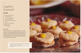138
Chá da tarde
Casadinho
de jaracatiá
•	 2 xicaras de farinha de trigo
•	 1/2 xícara de maisena
•	 1/2 xícara de fécula de batata
•	 1 xícara de chá de açúcar
•	 1 e 1/2 xícara de manteiga com sal
•	 3 gemas
•	 3 colheres de sopa de limão
•	 Raspas de limão
•	 Doce de jaracatiá
Modo de preparo
Peneire a farinha, o amido e a fécula de batata junto com o açúcar.
Acrescente a manteiga e as gemas batidas. Misture com as mãos. Abra
com um rolo e com um cortador faça círculos de mais ou menos um
centímetro de espessura. Coloque no tabuleiro e asse por 10 minutos a
uma temperatura de 180 °C. Retire do forno. Deixe esfriar e recheie com
o doce de jaracatiá. Cubra os doces com açúcar de confeiteiro. Embru-
lhe em papel próprio para bem-casados.
30 unidades
O jaracatiá pertence a mesma família do mamão. Nativo do Cerrado, era usado
popularmente em doces. Com o desmatamento, a fruta sumiu das cozinhas
brasileiras, e hoje em dia quase não se fala nele...
O doce pode ser adquirido de fornecedores agroextrativistas, ligados à Cen-
tral do Cerrado.
 
