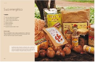 194
Piquenique
Suco energético
•	 100 ml de polpa de buriti congelada
•	 1 copo de água de água gelada
•	 1 colher de sopa de guaraná em pó
•	 Xarope de guaraná
•	 Raspas de gengibre
•	 Folhas de hortelã
•	 20 gramas de baru torrado e muído
Modo de preparo
Bata no liquidificador o buriti, a água, o guaraná em pó, o xarope e as
raspas de gengibre e as folhas de hortelã. Por último acrescente o baru.
Sirva em copo alto com gelo, se achar necessário.
4 porções
A gastronomia ainda não descobriu o potencial dos sucos e coquetéis das
frutas do Cerrado. Ricas em betacaroteno, vitaminas A, B, C e macro e micro-
minerais, elas se apresentam como alimentos completos em dietas de atletas
e pessoas que desgastam muita energia durante o dia. O buriti contém, por
exemplo, 114,9 calorias em 100 gramas, 6.000 mcg de vitamina A.
 