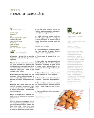 RECEITASESABORESDOSTERRITÓRIOSRURAIS  •  85
DOCES
tortas de guimarães
INGREDIENTES
Farinha triga
Água fria
Sal
Pingue de porco dos rojões
1 arrátel de açúcar
1 quartilho de água
20 gemas
1 pau de canela
Cidrão picado
150 g de Amêndoa pisada
PREPARAÇÃO
Amassa‑se a farinha triga em água fria
temperada de sal, de modo a que a massa
fique dura.
Depois de estar assim amassada a fari-
nha, o que pode ser feito dentro de um
alguidar, coloca‑se em cima de uma tábua
bem lisa e trabalha‑se, amassando-a e es-
fregando-a, como se lava a roupa, até que
principie a fazer bolhas.
Neste ponto, faz‑se dela um rolo, que
se unta por todos os lados com pingue de
porco dos rojões, frio, e deixa‑se o rolo a
descansar em cima da tábua durante 2 ho-
ras.
Passadas estas 2 horas, toma uma pes-
soa o rolo por um dos lados, e outra toma-
-o pelo lado oposto e, com um cilindro
de madeira, principia‑se a estendê-lo em
fita, pouco a pouco.
Feito um pedaço de fita, alarga‑se, pu-
xando-a para os lados com as mãos tanto
quanto se puder.
Depois de estar assim alargada, unta‑se
com pingue quente, e principia‑se a en-
rolá-la com muito cuidado; e assim por
diante até se acabar a massa. Deste modo
fica a massa outra vez em rolo, formado
da massa que se estendeu em fitas largas.
Este rolo assim formado, unta‑se por
todos os lados com pingue e fica em des-
canso 1 noite ou algumas horas.
Passado este tempo, corta‑se o rolo em
fatias da largura de 1 dedo e principia‑se
a alargar estas fatias, de maneira a que as
folhas fiquem bem separadas umas das
outras.
Recheio para as tortas
Deita‑se num tacho um arrátel de açú-
car e um quartilho de água, e deixa‑se
atingir o ponto de espadana baixo.
Depois tira‑se do lume e põe‑se a es-
friar.
Junta‑se-lhe uma quarta de amêndoa
pisada, 20 gemas de ovos batidos, 1 pau
de canela e um bocado de cidrão picado
e torna‑se a pôr o tacho ao lume até en-
grossar, não devendo o ponto ficar muito
subido.
Mete‑se-lhe o recheio e dobra‑se a mas-
sa para que fique em forma de pastéis.
Põem‑se sobre uma folheta e metem‑se
à fornalha a cozer como os outros pastéis.
Tem‑se ao lume um tacho com açúcar
em ponto de espadana, metem‑se as tortas
dentro e tiram‑se logo com uma escuma-
deira.
Depois de frias polvilham‑se com açú-
car e canela.
Fonte: “Doçaria Vimaranense
de Outros Tempos”.
Glossário
Pingue de porco – banha de
porco.
Arrátel – Antiga unidade de peso
(459 gramas).
Quartilho – Porção
correspondente a 0,35 l.
Cidrão – nome que se dá ao
citrino chamado cidra quando
cristalizado. A cidra (não
confundir com a bebida de
mesma designação) é um citrino
muito antigo de casca bastante
rugosa e cor verde amarelado.
As suas sementes foram
encontradas em escavações
na Mesopotâmia, datando de
há mais de 4 000 anos. De
uso tradicional, sobretudo na
região mediterrânica, a sua
cultura em Portugal restringe-
se hoje a pequenas zonas,
designadamente na Madeira, por
ter sido proibida pela Inquisição,
dada a sua significativa
presença nas cerimónias
judaicas.
 