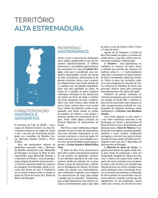 RECEITASESABORESDOSTERRITÓRIOSRURAIS  •  94
Caracterização
históricA E
Geográfica
O território do GAL da ADAE – Asso‑
ciação de Desenvolvimento da Alta Es‑
tremadura centra‑se na região de Leiria
e tem a sua área de intervenção privile‑
giada nos concelhos da Batalha, Lei‑
ria, Marinha Grande, Ourém e Porto
de Mós.
Rico em testemunhos valiosos do
património nacional, como o Mosteiro
da Batalha classificado como Maravilha
de Portugal e as Grutas de Mira de Aire
classificadas como Maravilha Natural, e
o Santuário de Fátima – local de peregri‑
nação religiosa de âmbito internacional –,
o território apresenta ainda um conjunto
de paisagens diversificadas, desde as en‑
costas das Serras de Aire e Candeeiros
até ao litoral oceânico onde se situam as
praias de Vieira de Leiria, de S. Pedro de
Moel e de Pedrogão.
território
alta estremadura
Património
Gastronómico
Sendo a serra a característica dominante
desta região, compreende‑se que ela de‑
termine significativamente os hábitos
alimentares e as tradições gastronómicas
das suas gentes. É o caso do Cabrito Ser-
rano, cuja raça é considerada uma ver‑
dadeira especialidade. Criado nas Serras
de Aire e Candeeiros, alimentando‑se de
plantas silvestres, levou a que a popula‑
ção desenvolvesse uma forma própria de
o cozinhar com um paladar inigualável.
Quer seja pela qualidade da carne, da
forma de a cozinhar ou pelos temperos
empregues, distingue‑se dos demais por
ser assado em forno de lenha e usufruir
das ervas aromáticas da serra. Confecio‑
nado com vinho branco, alho, banha de
porco, louro, colorau doce, ervas aromá‑
ticas, cebola, sal, pimenta e salsa, acom‑
panhado com batata assada no molho
da assadura do cabrito e com grelos, é
presença assídua nos restaurantes da re‑
gião, sendo ainda figura principal no
Festival Regional de Gastronomia de
Leiria.
Boa Vista, a mais emblemática fregue‑
sianome do país no ramo da suinicultura,
com uma relevante importância no pa‑
norama económico e social da região, vê
nascer um prato que é um verdadeiro íco‑
ne e fator de atratividade de muita gente à
mesma: o Leitão Assado à Moda da Boa
Vista.
O leitão da Boa Vista caracteriza‑se
pelo sabor e pelas características próprias
de um produto de qualidade, resultan‑
te dos métodos específicos de criar estes
animais, aliado aos métodos de os assar,
dotam a carne de caraterísticas e sabores
que os distinguem dos demais. Os leitões
usados são aqueles que, habitualmente,
não se destinam à engorda o que assegura
“as características de carne para atingir
o paladar que se pretende”. Atualmente,
para atingir plenamente este objetivo es‑
tuda‑se profundamente qual a raça ideal
de suíno a criar, de forma a obter o “pon‑
to” ideal do leitão.
Apesar de ser frequente o Leitão da
Boa Vista assado no espeto, é costume ser
assado aberto, o que lhe confere uma tex‑
tura mais estaladiça e diferenciada.
O chícharo – uma leguminosa, se‑
melhante ao tremoço, de gosto macio
e refinado que provém das sementes do
Lathyrus sativus L – é tradicionalmente
cultivado e consumido em Santa Catarina
da Serra, considerada a capital do chícha‑
ro. Todos os anos, em novembro, reali‑
za‑se nesta freguesia do concelho de Lei‑
ria o Festival do Chícharo da Serra, cujo
principal objetivo passa pela promoção
desta leguminosa e da cultura da região.
Alimento de grande utilização na
culinária portuguesa, que caiu em desuso
em meados do século XX, o chícharo é,
hoje em dia, um produto que começa a ter
valor na gastronomia, podendo ser con‑
fecionado de inúmeras maneiras, sendo
emblemático o Chícharo com Bacalhau
Assado.
Com fortes ligações às suas raízes e
o seu valor claramente associado à sua
localização no litoral, a gastronomia da
Praia da Vieira é rica e diversificada, com
destaque para o Arroz de Marisco. Con‑
fecionado com lagosta, camarões grandes,
amêijoas e arroz carolino (tradicional
português), e servido num tacho de barro
retirado do lume ainda a fervilhar, foi dis‑
tinguido como uma das 7 Maravilhas da
Gastronomia de Portugal.
A Morcela de Arroz de Leiria é a
iguaria mais famosa da região, sendo úni‑
ca pelo modo de preparação e pela sua
antiguidade. Surgida em tempos de crise,
com o objetivo de reaproveitar todas as
partes do suíno, juntando arroz às aparas
de carne, a fim de obter, por um lado uma
refeição pronta e por outro, conseguir uma
maior produção, com a introdução do ar‑
roz no processo de produção, as Morcelas
de Arroz podem ser encontradas com di‑
versos sabores, variando a proporção dos
ingredientes na sua preparação. Existe
ainda uma variante da morcela de arroz
WWW.ADAE.PT
 