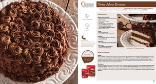 Torta Alma Branca
INGREDIENTES
Massa cake chocolate:
• 150g de manteiga sem sal (ponto pomada)
• 100g de açúcar
• 50g de açúcar mascavo
• 150g de ovos
• 250g de farinha de trigo peneirada
• 100g de NESTLÉ®
Chocolate em
Pó Dois Frades 50% Cacau
• 100ml de NESTLÉ®
Ninho®
Integral
• 10g de fermento em pó
Calda:
• 250ml de água filtrada
• 100g de MOÇA®
Leite Condensado
Recheio:
• 700g de MOÇA®
Recheio e Cobertura
Leite Condensado
Cobertura:
• 500g de NESTLÉ®
Ganache Meio Amargo
Decoração:
• 15g de NESTLÉ®
Chocolate em
Pó Dois Frades 50% Cacau
MODO DE PREPARO
Massa:
Bata na batedeira a manteiga com o açúcar e o açúcar mascavo até que obtenha um creme fofo. Sem parar de bater, junte os ovos,
a farinha de trigo, o Chocolate em Pó Dois Frades 50% Cacau NESTLÉ®
e, por último o Ninho®
Integral NESTLÉ®
até que fique
homogêneo. Incorpore o fermento em pó. Posicione o aro (20cm) sobre uma assadeira untada e forrada com papel manteiga.
Despeje a massa e leve para assar no forno preaquecido (170°C) por cerca de 40 minutos ou até que ao enfiar o palito, o mesmo
saia limpo. Deixe esfriar e corte em 3 camadas. Reserve.
Montagem:
Misture os ingredientes da calda e regue a massa. Faça a montagem intercalando camadas de massa e Recheio e Cobertura Leite
Condensado MOÇA®
, finalizando com a massa. Coloque a Ganache Meio Amargo NESTLÉ®
na batedeira planetária e bata por
1 minuto. Em seguida, cubra a torta com uma fina camada dessa ganache e coloque o restante em um saco de confeiteiro com bico
pitanga. Finalize fazendo movimentos de rosas até fechar totalmente a torta. Polvilhe o Chocolate em Pó Dois Frades 50% Cacau
NESTLÉ®
.
Rendimento: 1 unidade de 2,46kg
S U G E S T Ã O D E V E N D A
DIET
DIET
1 hora e 30 minutos
fácil
R$ 39,00
R$ 90,00
Combinação perfeita de massa cake preparada com Chocolate em Pó Dois Frades 50% Cacau NESTLÉ®
com Recheio e Cobertura Leite Condensado MOÇA®
e Ganache Meio Amargo nestlé®
.
DIET
dicas do chef
Você pode fazer naked cake com esta
receita ou tortas individuais. Além disso,
uma ótima alternativa para produtores
de sobremesas inserirem em seu
portfólio, pois pode ser congelada.
16 17
 