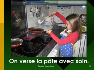 On verse la pâte avec soin. 