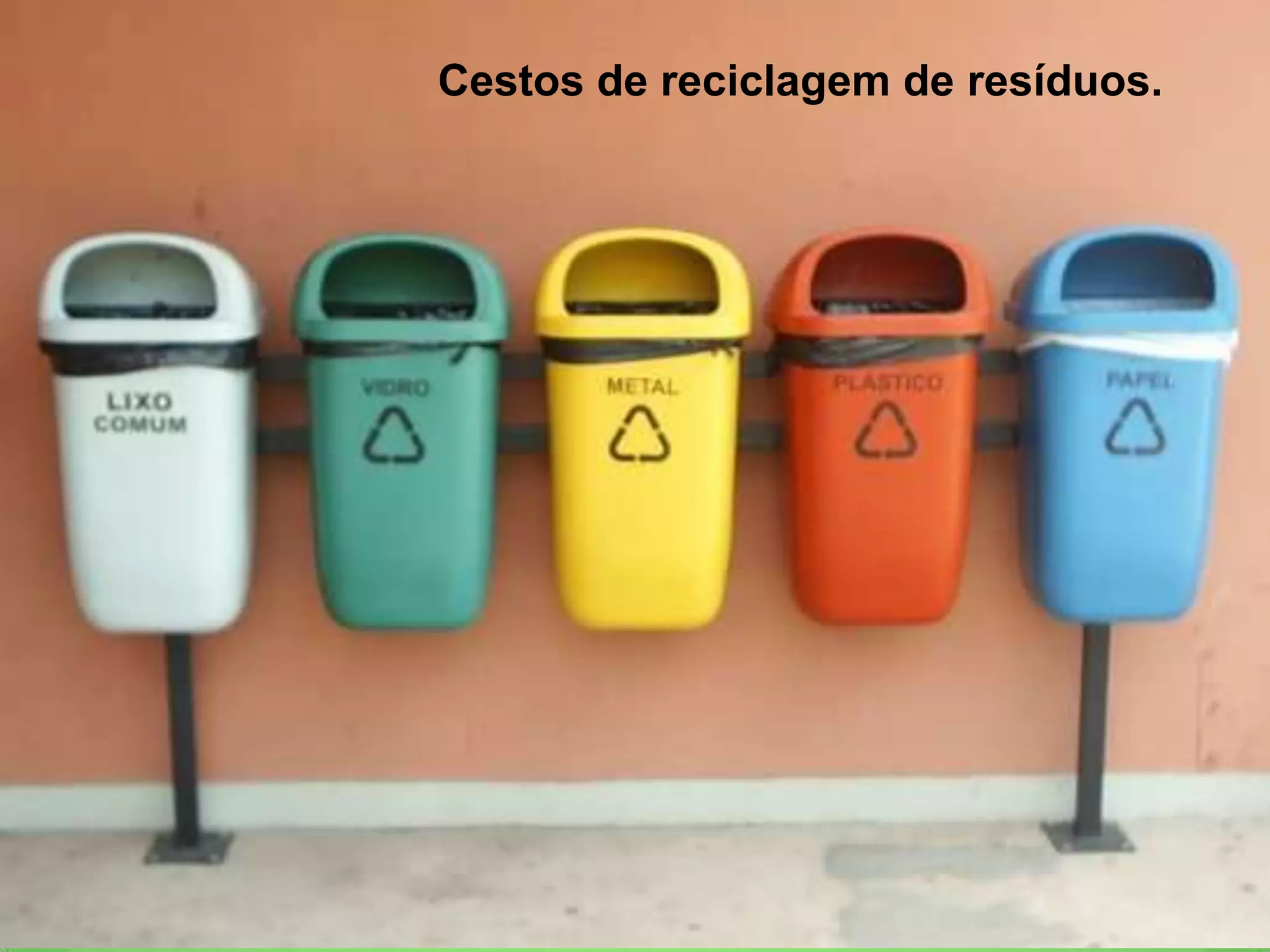 Cestos de reciclagem de resíduos.
 