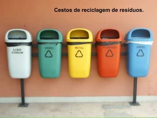 Cestos de reciclagem de resíduos.
 