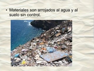 Materiales son arrojados al agua y al suelo sin control. 