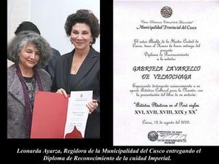 Leonarda Ayarza, Regidora de la Municipalidad del Cusco entregando el  Diploma de Reconocimiento de la cuidad Imperial.  
