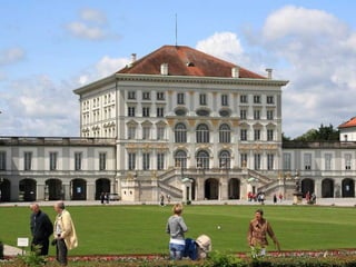 El Palacio de Nymphenburg, uno de los palacios de estilo barroco más bellos de Europa, fue creciendo a
partir de una villa de estilo italiano construida entre 1663 y 1664 para la Electora Enriqueta Adelaida a
partir de un diseño de Agostino Barelli.
Edificado para ser utilizado como residencia de verano de la familia Wittelsbach, los gobernantes de
Baviera, el palacio fue dedicado  a los placeres de la diosa Flora y sus ninfas, de ahí el nombre.
 