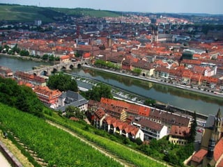 Wurzburgo capital de la Baja Franconia a orillas del Meno, antigua sede episcopal, y hoy ciudad universitaria con mucha
animación y unos 130.000 habitantes.
 