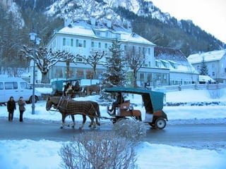 Füssen se encuentra al pie de los Alpes, muy cerca de la frontera con
Austria.La ciudad es mundialmente conocida por sus espectaculares
castillos: Neuschwanstein y Hohenschwangau que se encuentran en las
montañas a las afueras, y la enorme montaña próxima llamada Tegelberg
(1870 m).
 