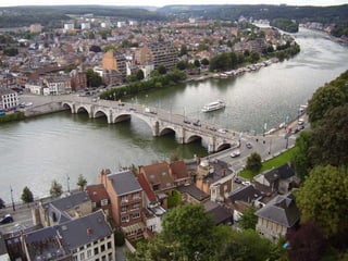 Namur es la capital de la región de Valonia y, a la vez, de la provincia de Namur.
La ciudad se encuentra donde confluyen los ríos Sambre y Mosa.
 