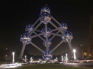 Levantado con ocasión de la Feria Mundial de 1958, celebrada en Bruselas, el Atomium se ha convertido en un
auténtico símbolo de la capital de Bélgica. Realizada en acero y aluminio, el conjunto representa un cristal de hierro.
 